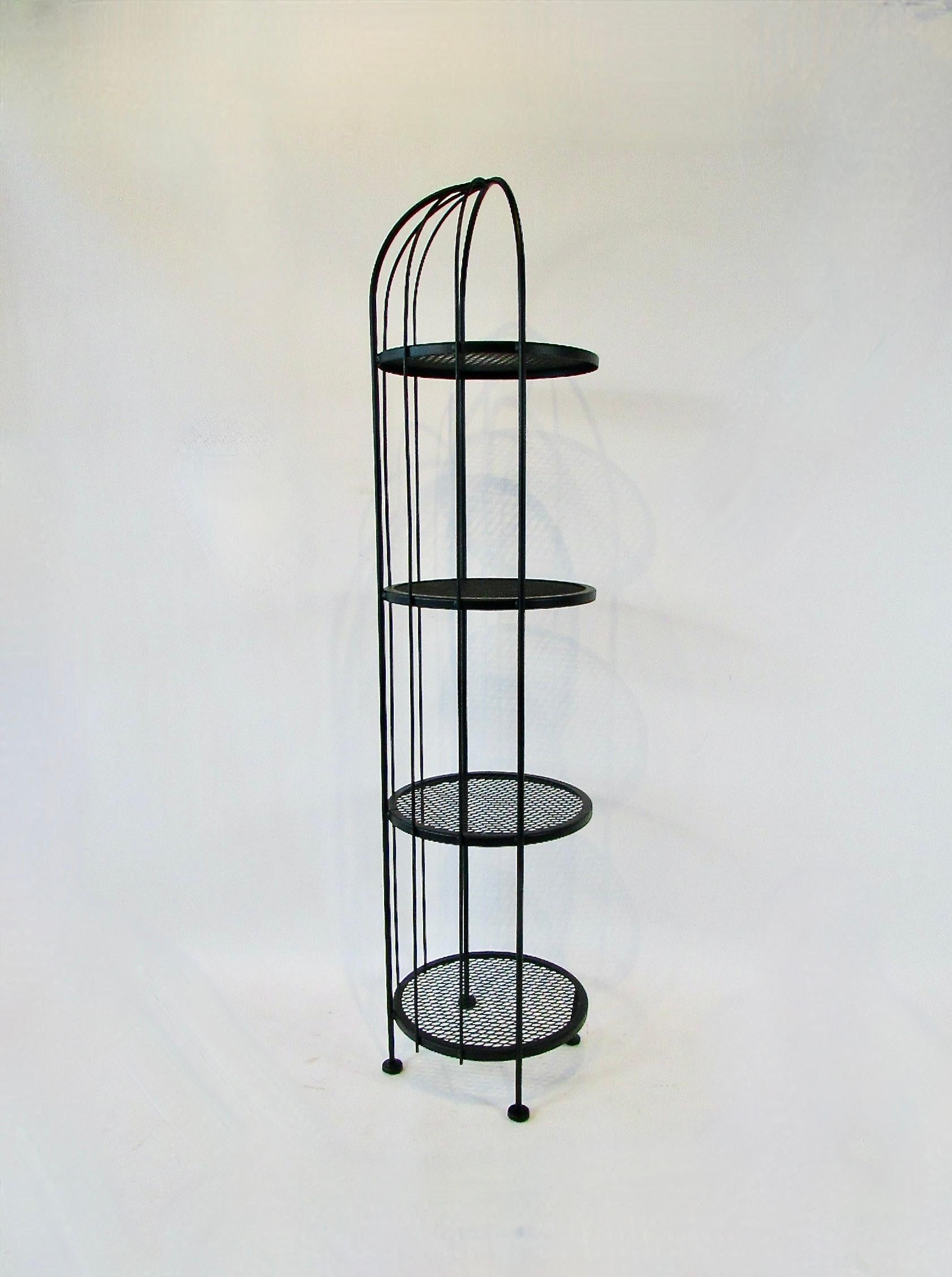 Etagere alta e stretta di Woodard con finitura nera opaca in vendita 1