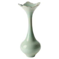 Vaso a collo alto in Celadon, un vaso in porcellana verde chiaro di Vivienne Foley