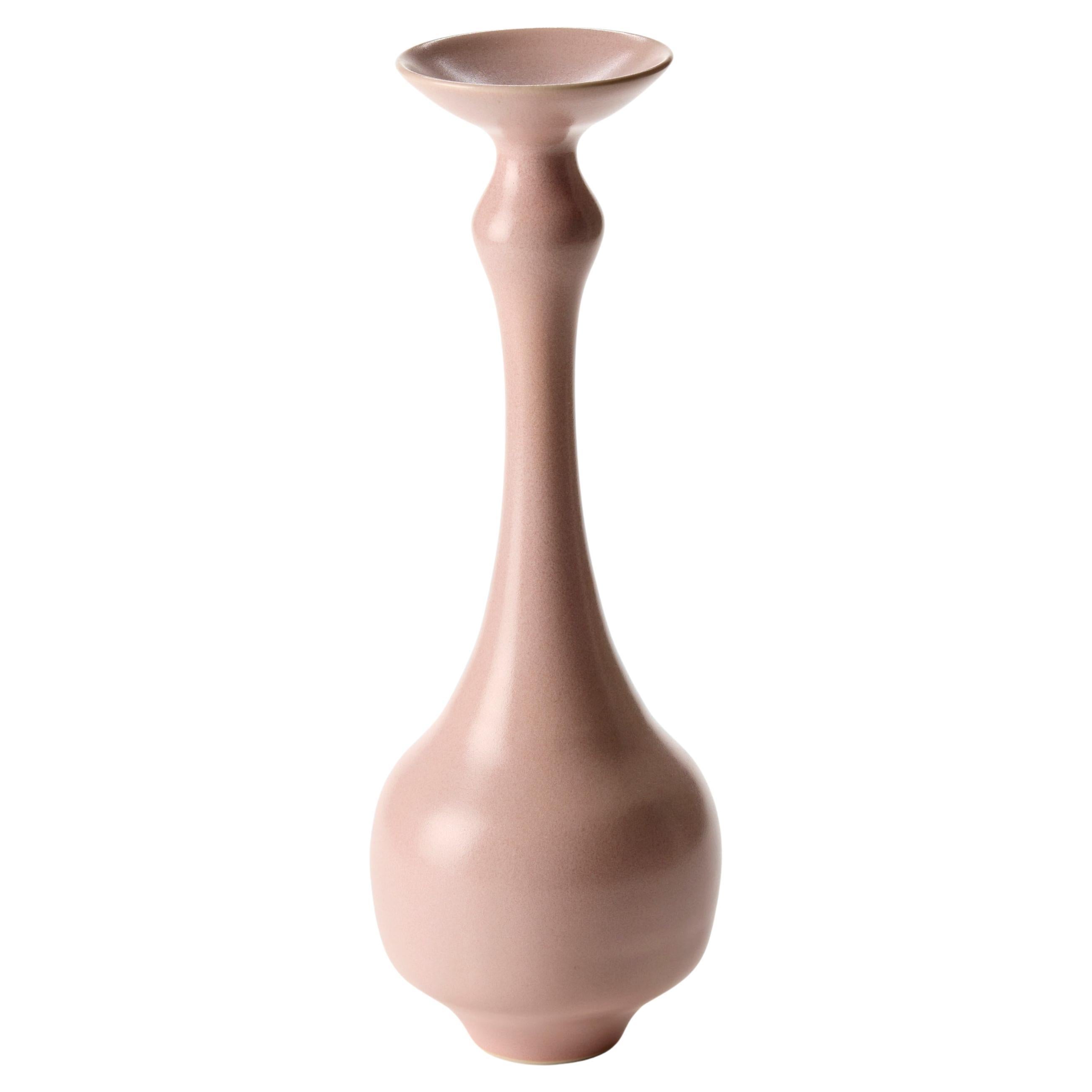 Vaso a collo alto in rosa, un vaso in porcellana di Vivienne Foley, realizzato a mano in vendita