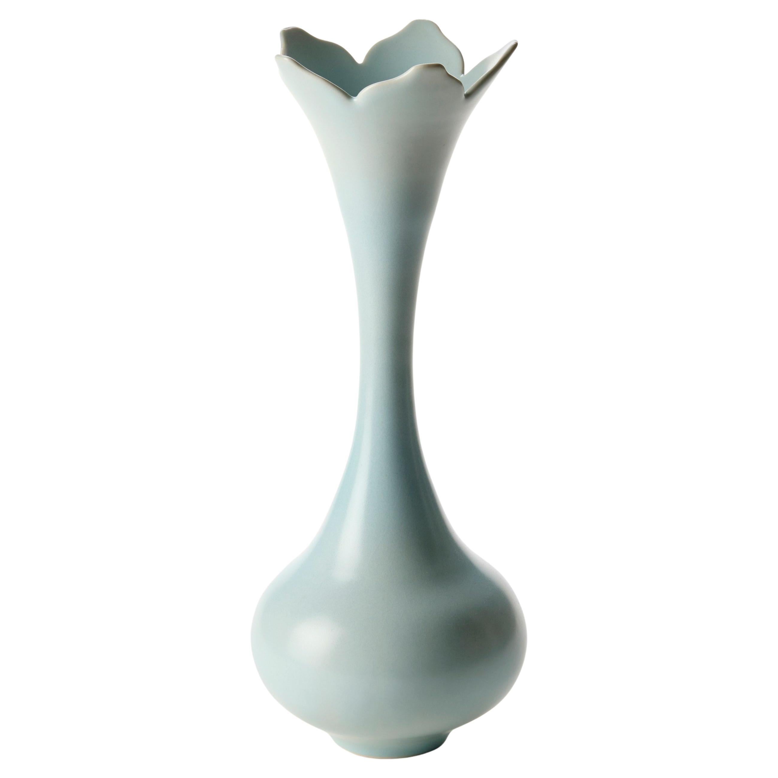 Vase mit hohem Hals in Türkis II, eine handgedrehte Porzellanvase von Vivienne Foley im Angebot