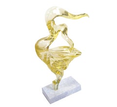 Große neongelbe abstrakte Lucite-Skulptur auf weißem Sockel, Mid-Century Modern, 1980