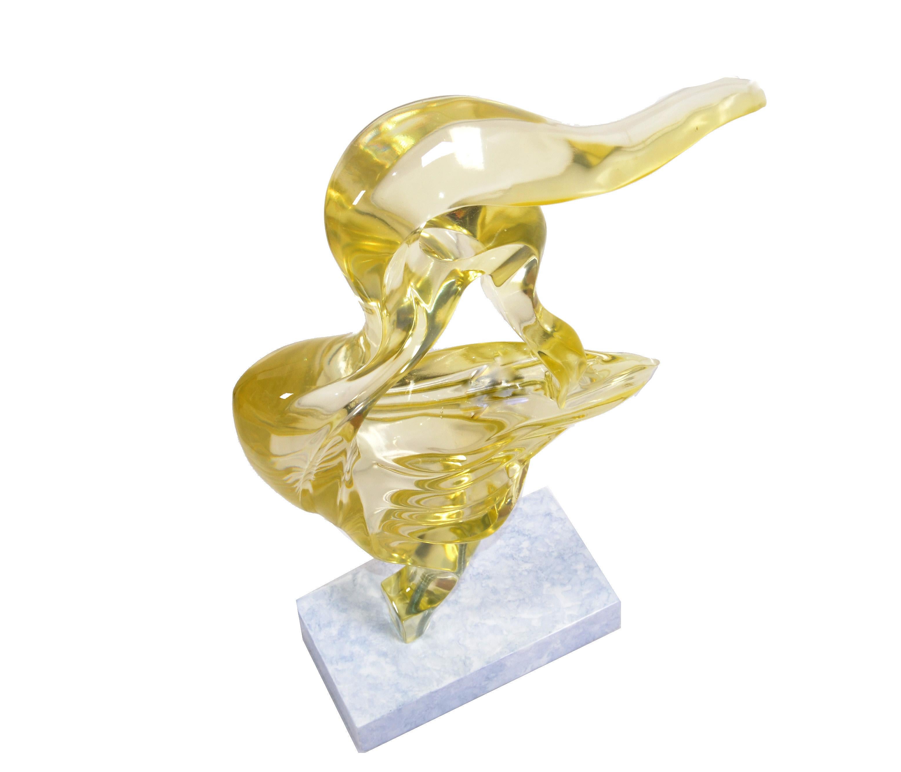 Mid-Century moderno Scultura astratta in lucite di metà secolo moderno, alta e di colore giallo neon, su base bianca 1980 in vendita