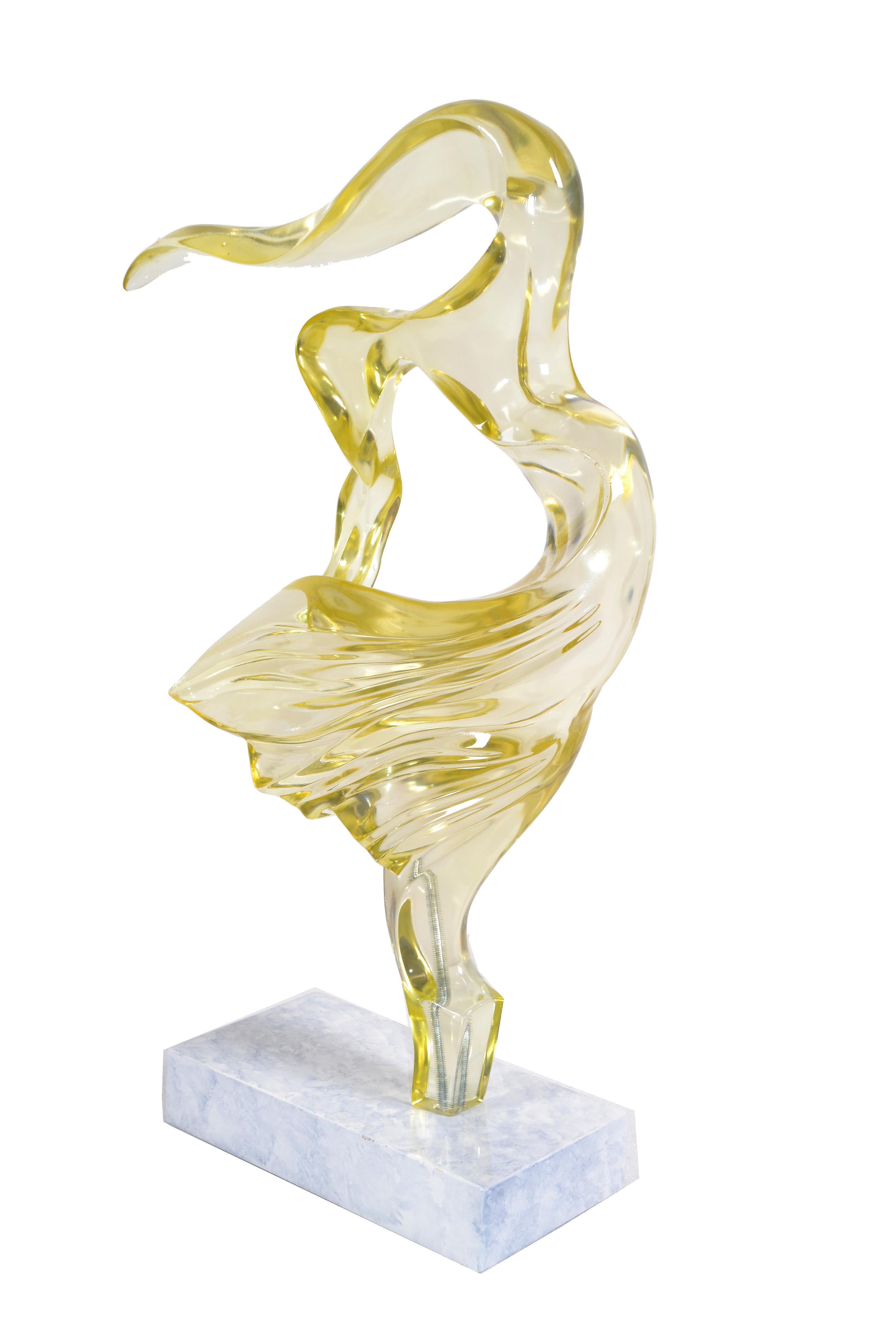 Fatto a mano Scultura astratta in lucite di metà secolo moderno, alta e di colore giallo neon, su base bianca 1980 in vendita