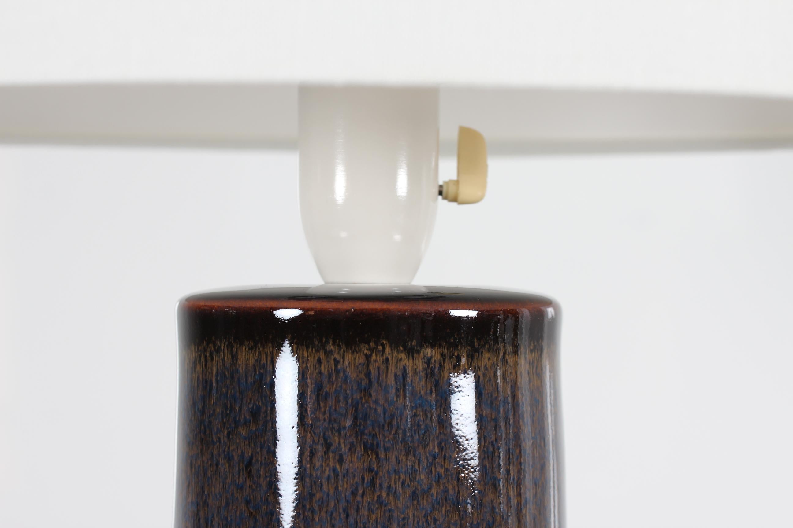 Tall and slender table lamp designed by the famous Swedish ceramist Carl-Harry Staalhane (1920-1990) and manufactured by Rörstrand Sweden.

The lamp foot is decorated with glossy midnight blue glaze with lighter speckles.
Signed Rörstrand Sweden,