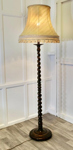 Lampadaire Barley Twist en chêne, lampe standard   Une pièce habilement tournée