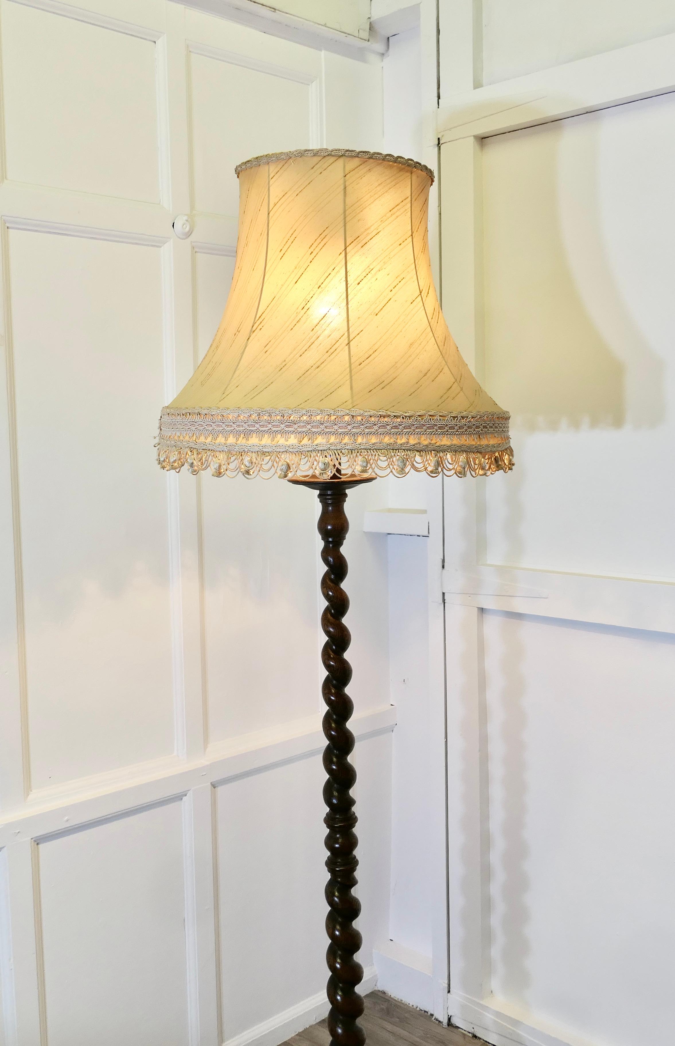 Tall Oak Barley Twist Floor Lamp, Standard Lamp   A skilfully turned piece In Good Condition In Godshill, Isle of Wight