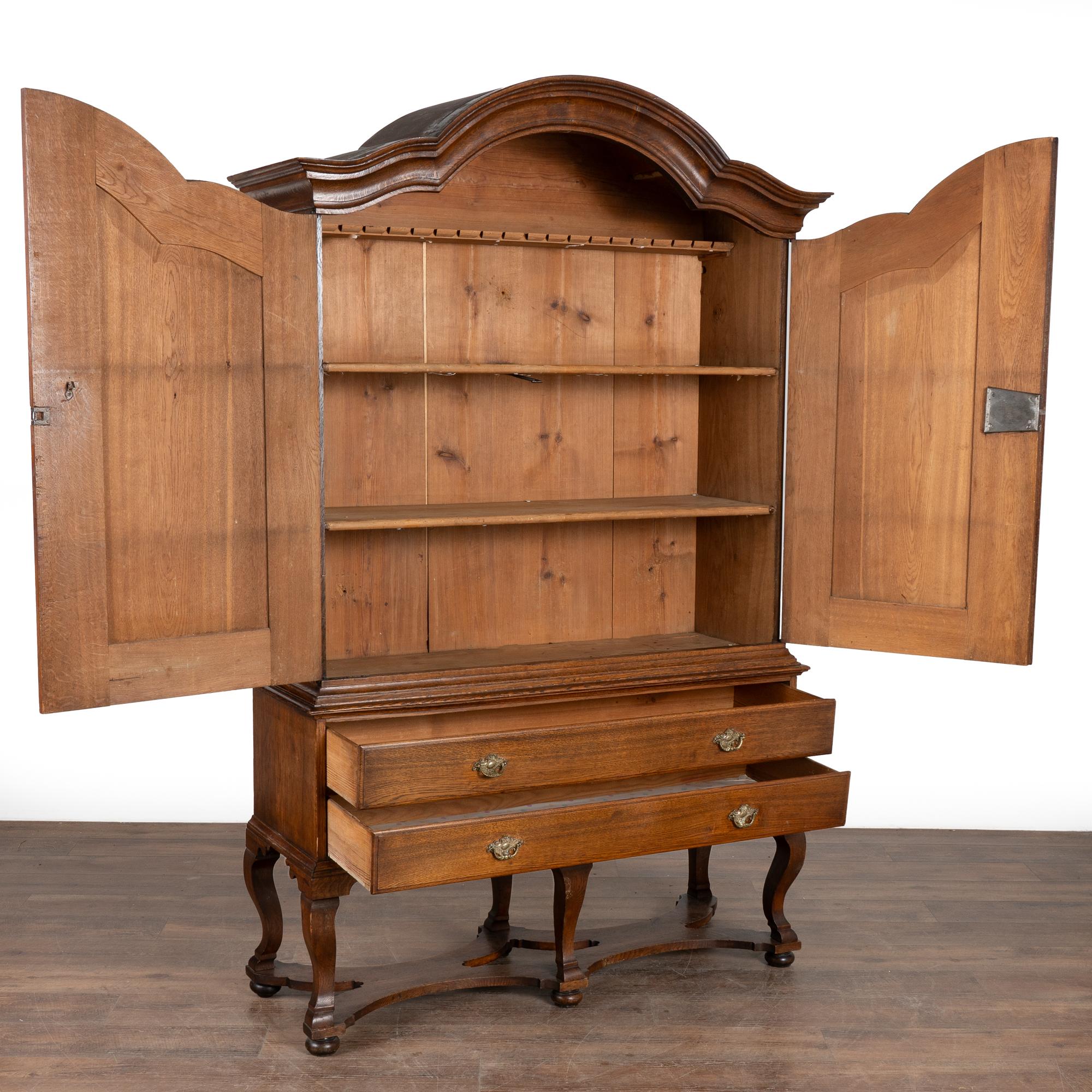 Armario alto de roble, Suecia circa 1800 Rococó en venta