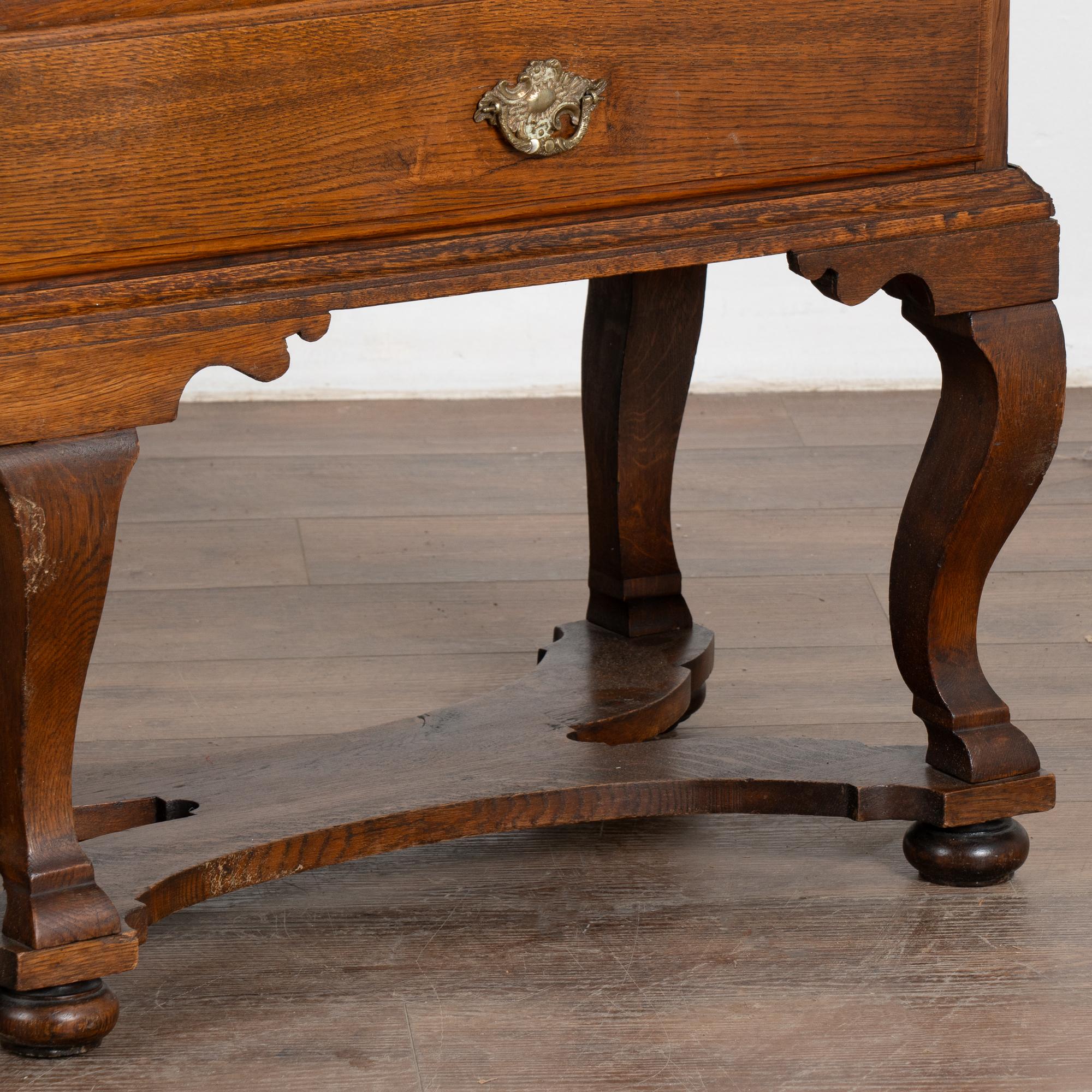 Armario alto de roble, Suecia circa 1800 en venta 1