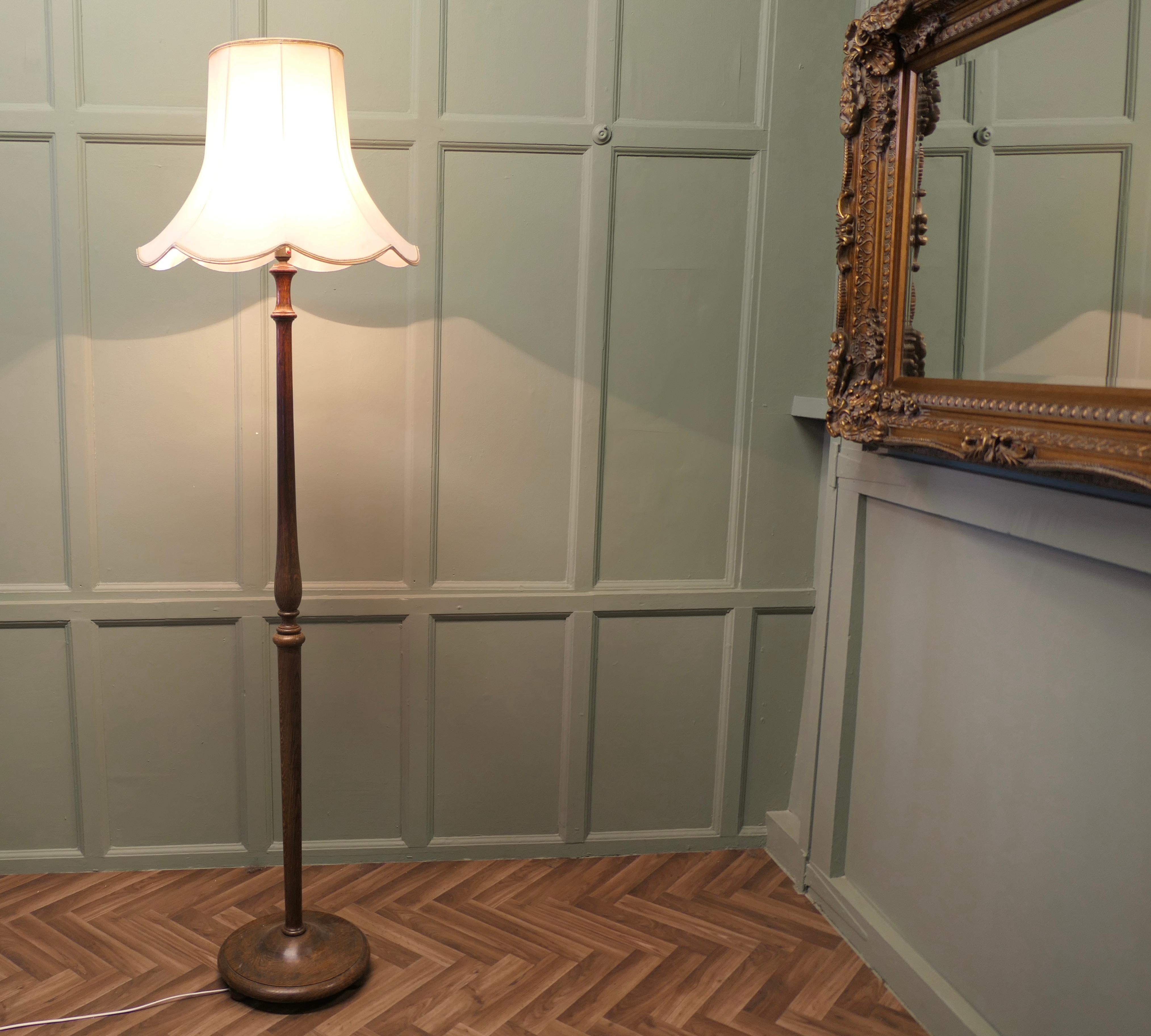 Lampada da terra Oak alta, lampada standard

Questa lampada alta poggia su una base in legno tornito, è in buone condizioni, il cablaggio è buono, si tratta di una lampada di ottima qualità, con paralume in lino smerlato.
La lampada ha un'altezza di