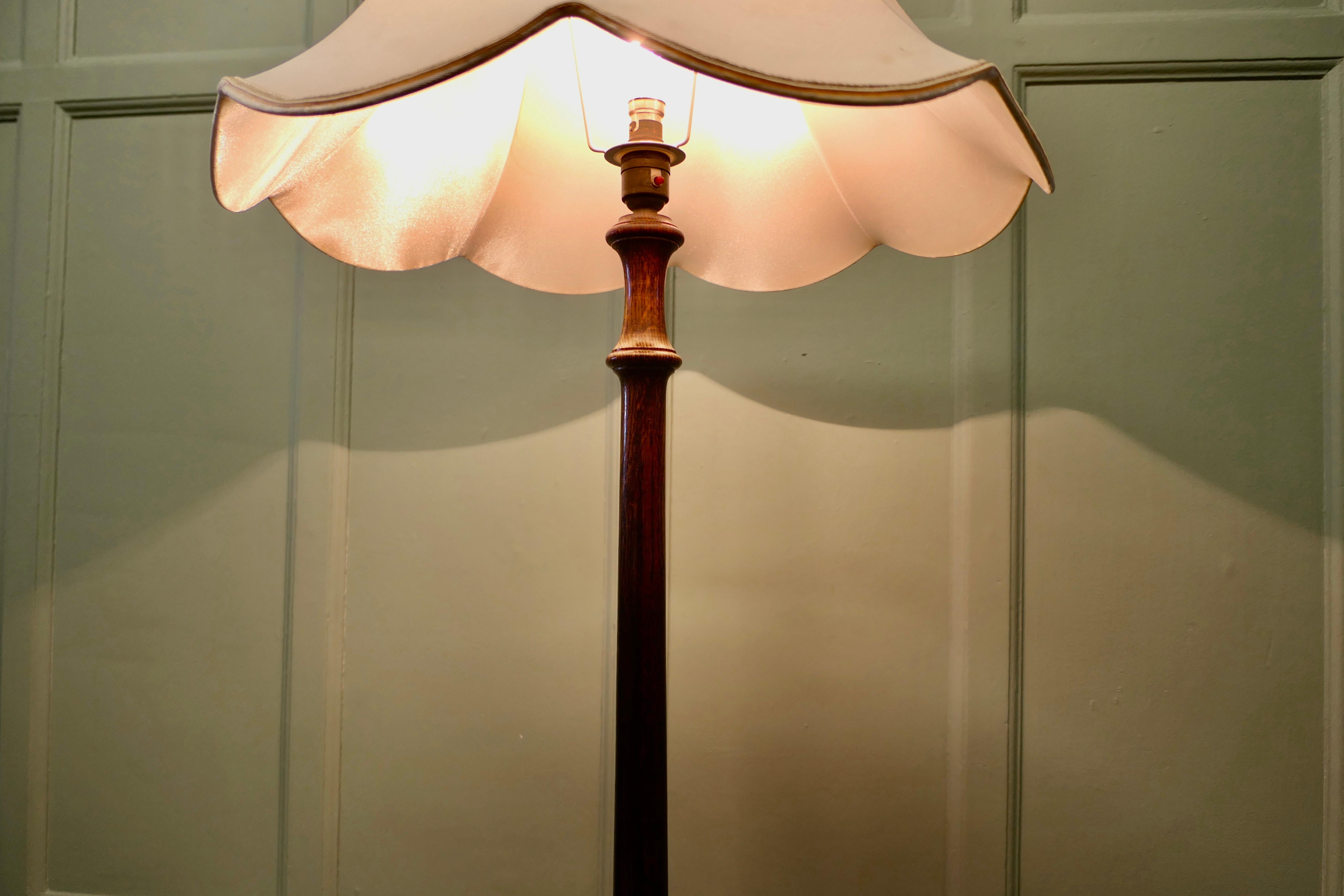 Metà XX secolo Lampada da terra Oak alta, lampada standard in vendita