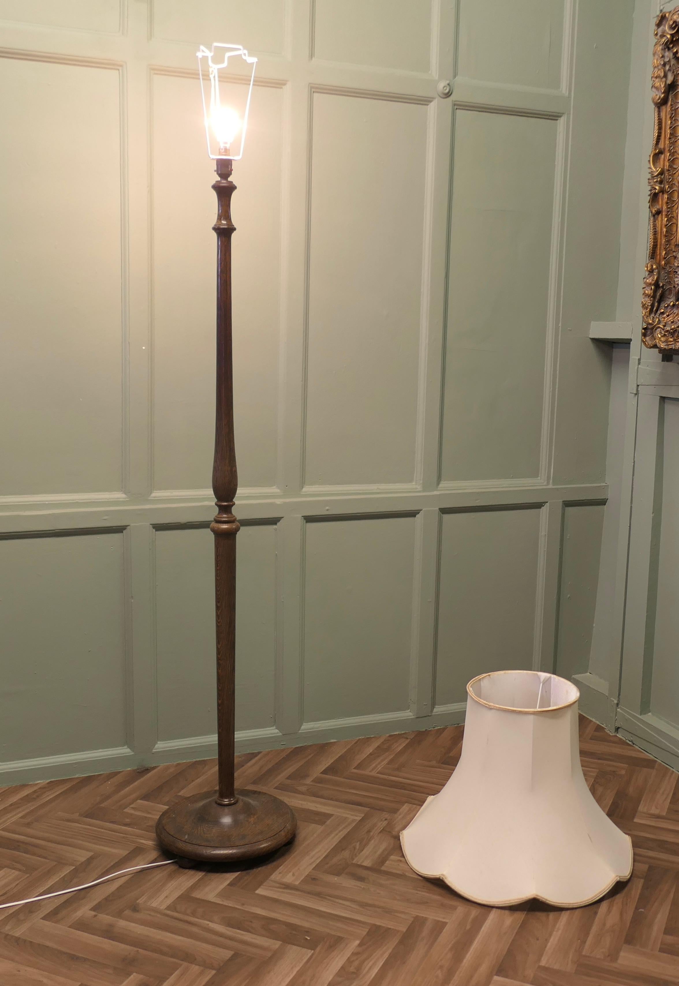 Lampada da terra Oak alta, lampada standard in vendita 1