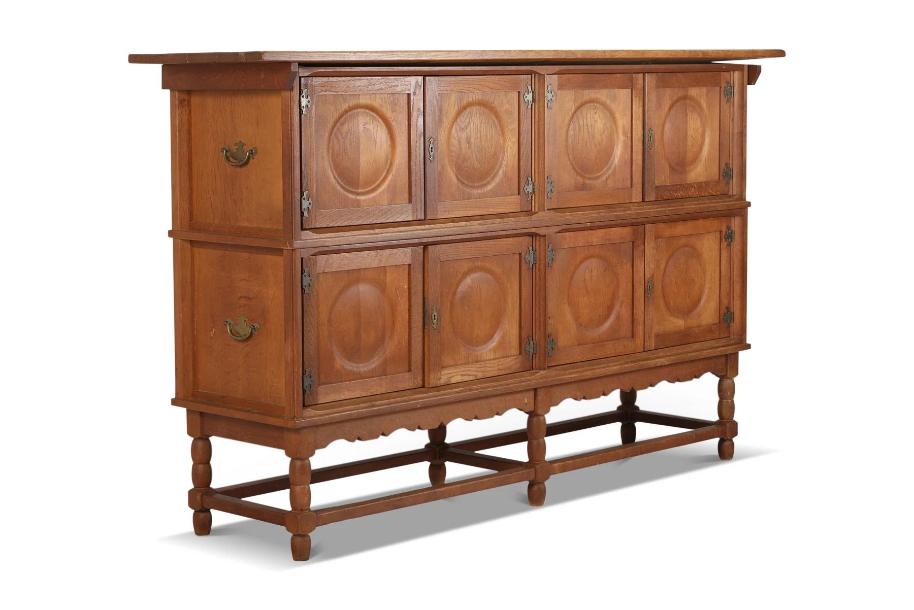 Origine: Danimarca
Designer: Henry Kjaernulf
Produttore: EG Kvalitetsmøbler
Epoca: anni '60
Materiali: Rovere
Misure: 78,75″ di larghezza x 20″ di profondità x 48″ di altezza

Condizioni: In eccellenti condizioni originali, con l'usura tipica