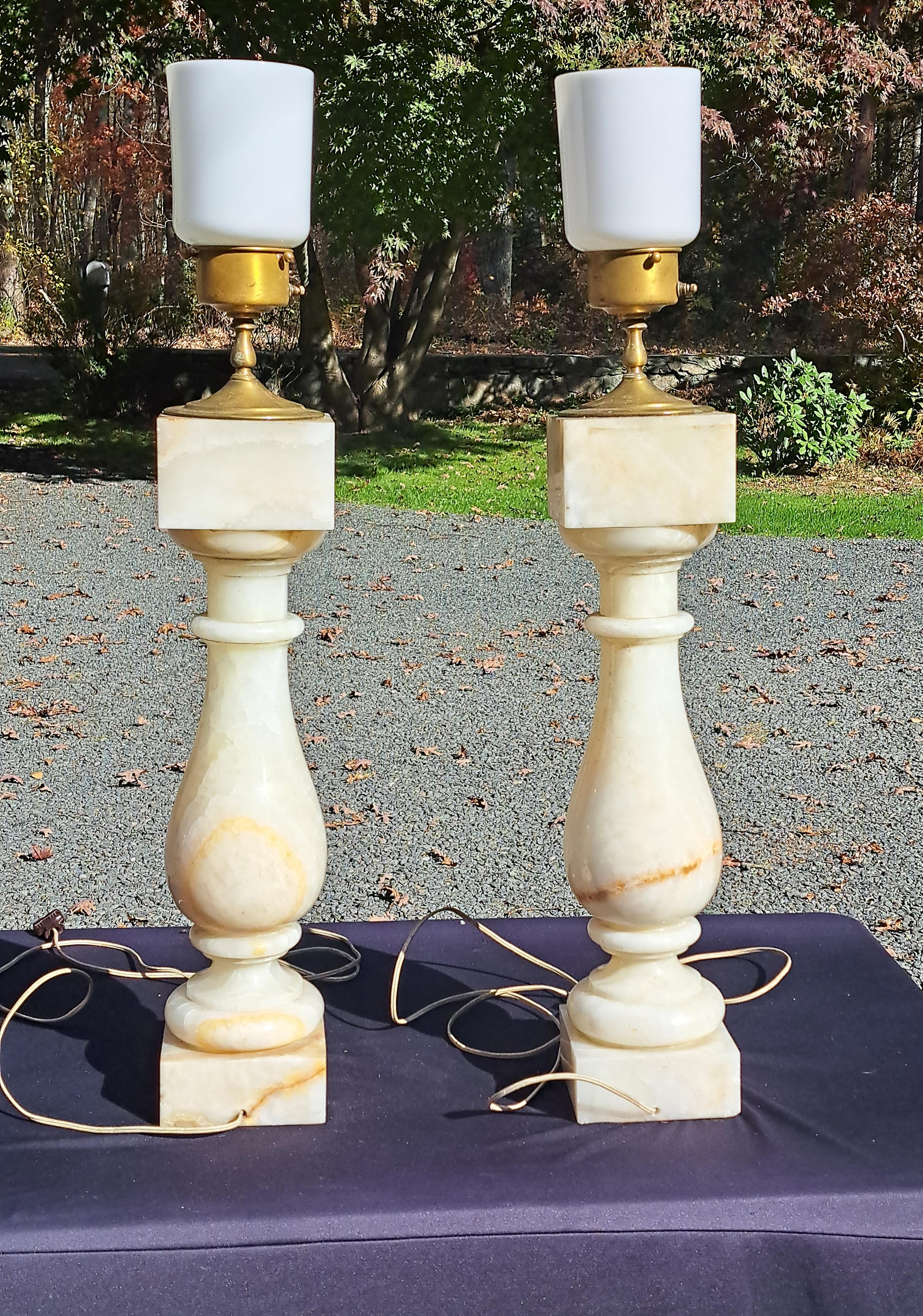 Coppia di lampade alte in onice/labastro in vendita 3