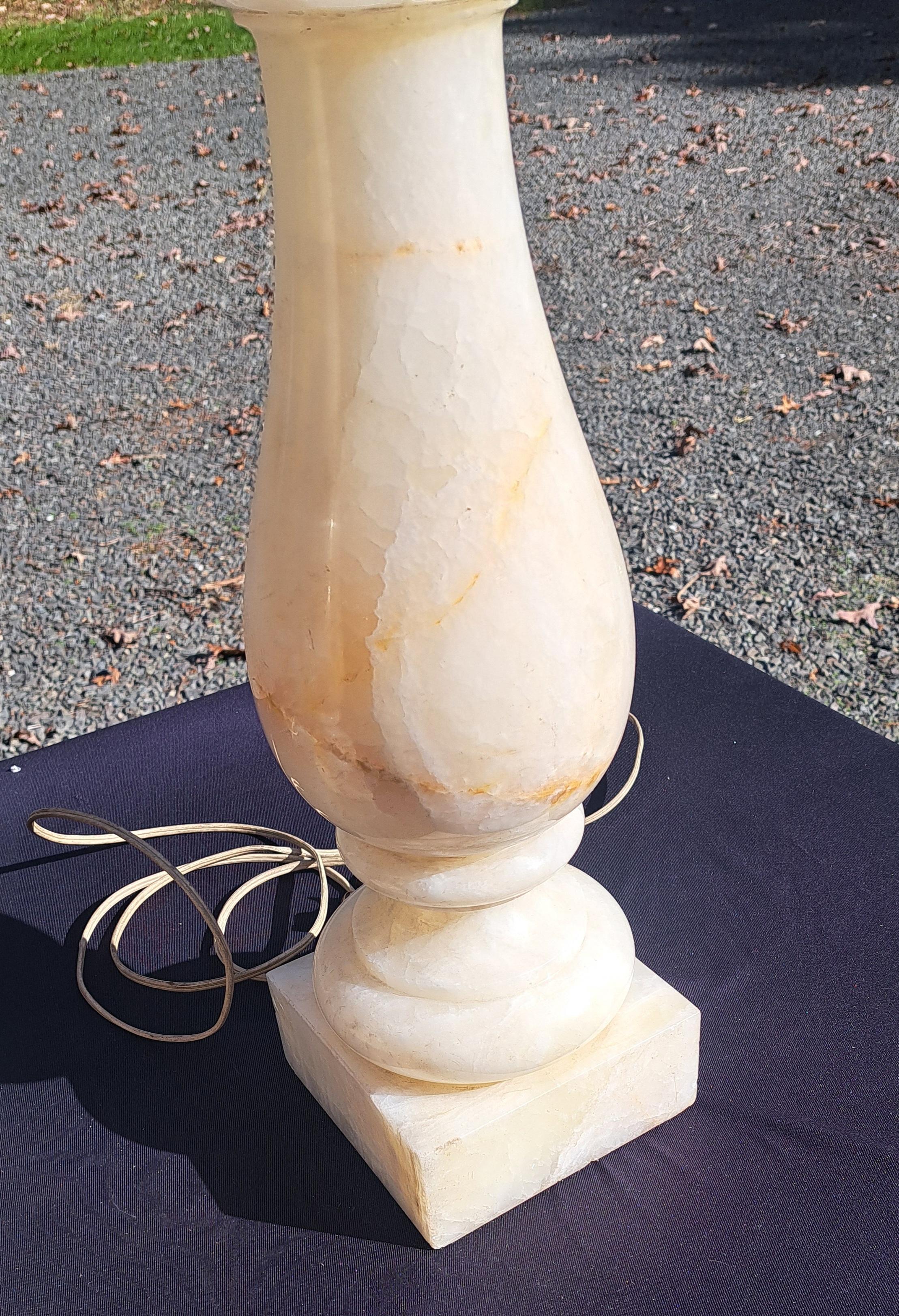 Coppia di lampade alte in onice o alabastro, grandi dimensioni: 37