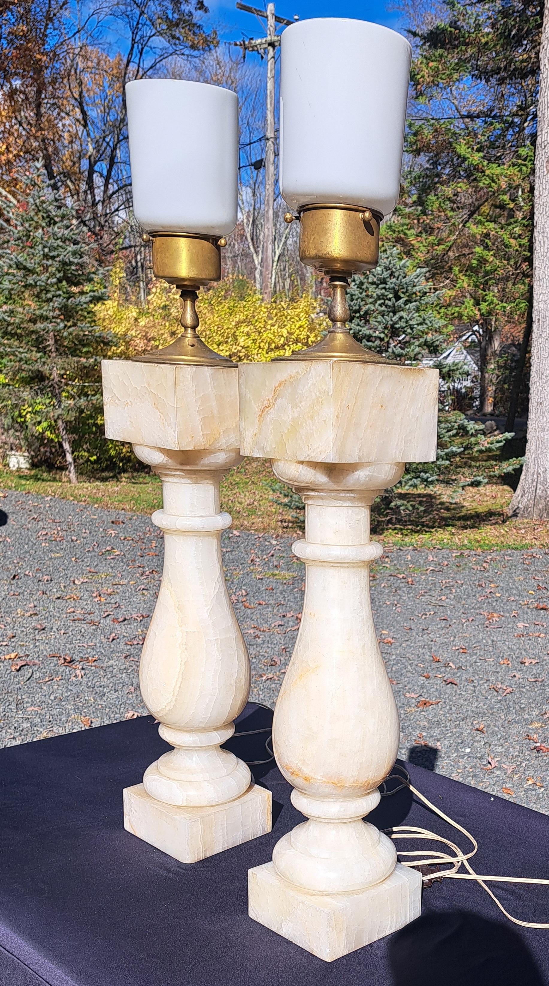 Metà XX secolo Coppia di lampade alte in onice/labastro in vendita