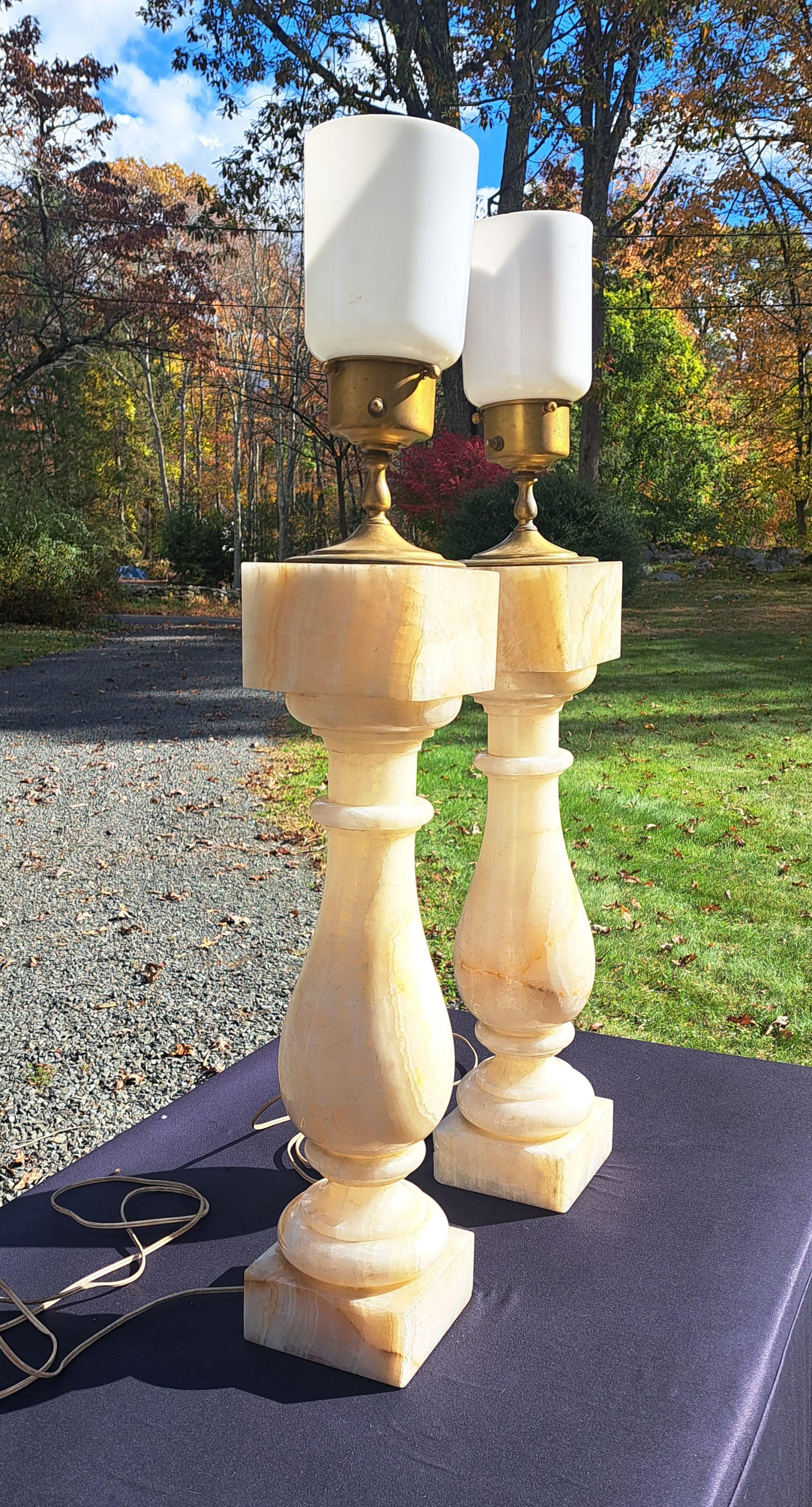 Onice Coppia di lampade alte in onice/labastro in vendita