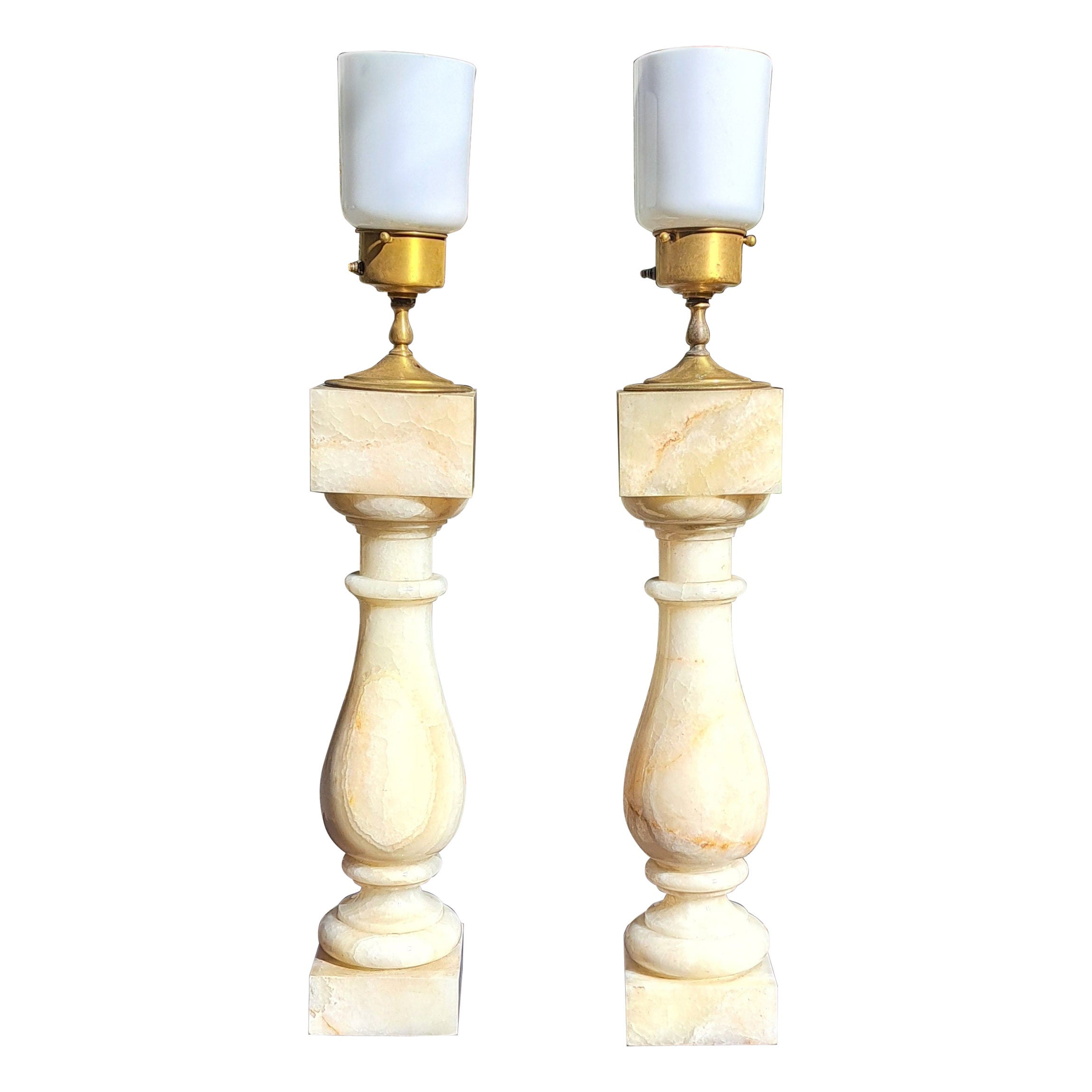 Coppia di lampade alte in onice/labastro in vendita
