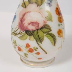 Grand vase opalin soufflé à la main et peint à la main avec des fleurs, France, vers 1840
