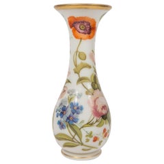 Große mundgeblasene Opalvase, handgeblasen und handbemalt mit Blumen, Frankreich, um 1840