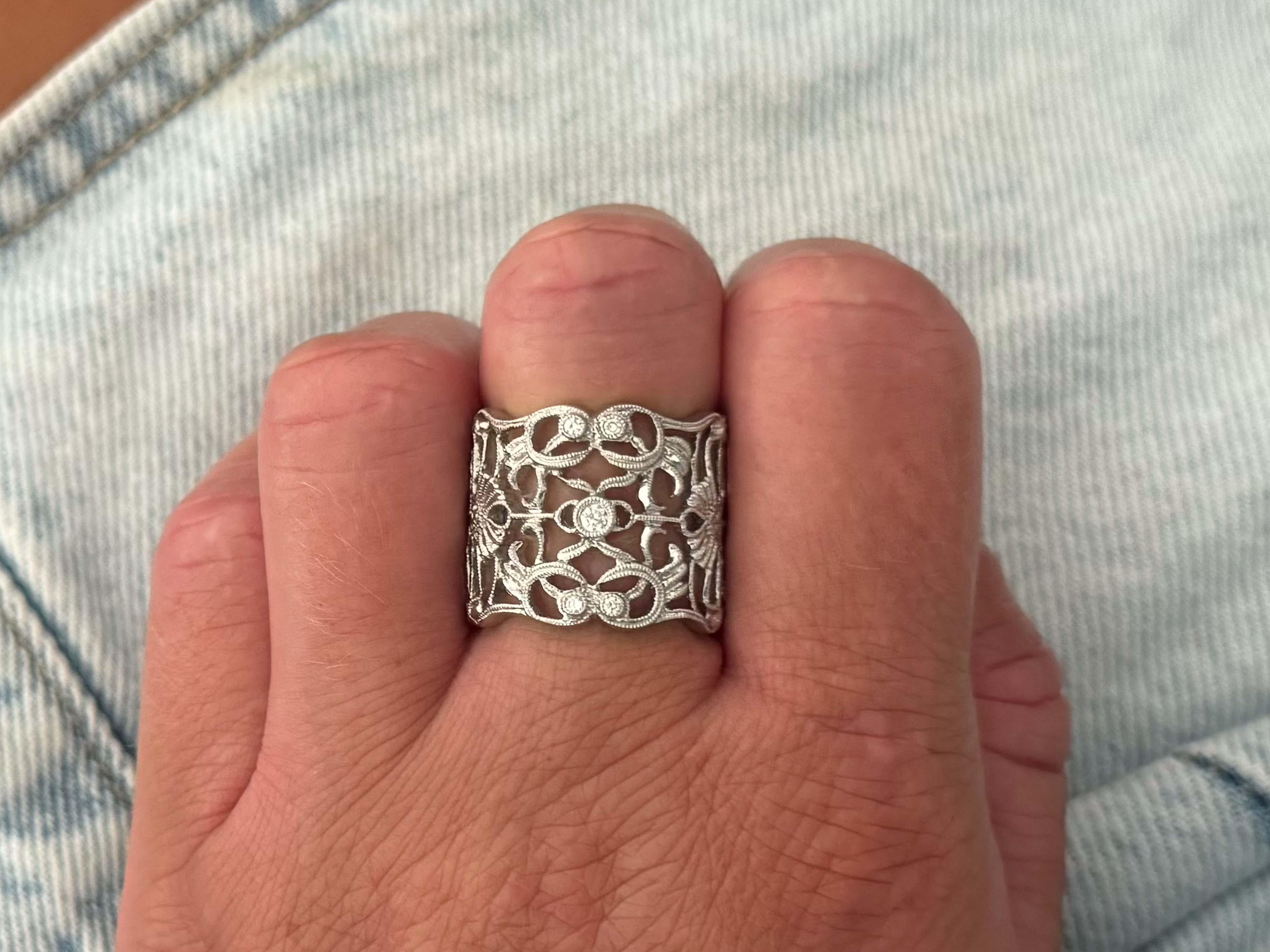 Specifiche dell'articolo:

Metallo: oro bianco 18k

Numero di diamanti: 7 diamanti rotondi taglio brillante

Peso totale dei diamanti: ~0,11 carati 

Colore del diamante: G-H

Chiarezza del diamante: VS1-SI1

Misura dell'anello: 7,5

Altezza