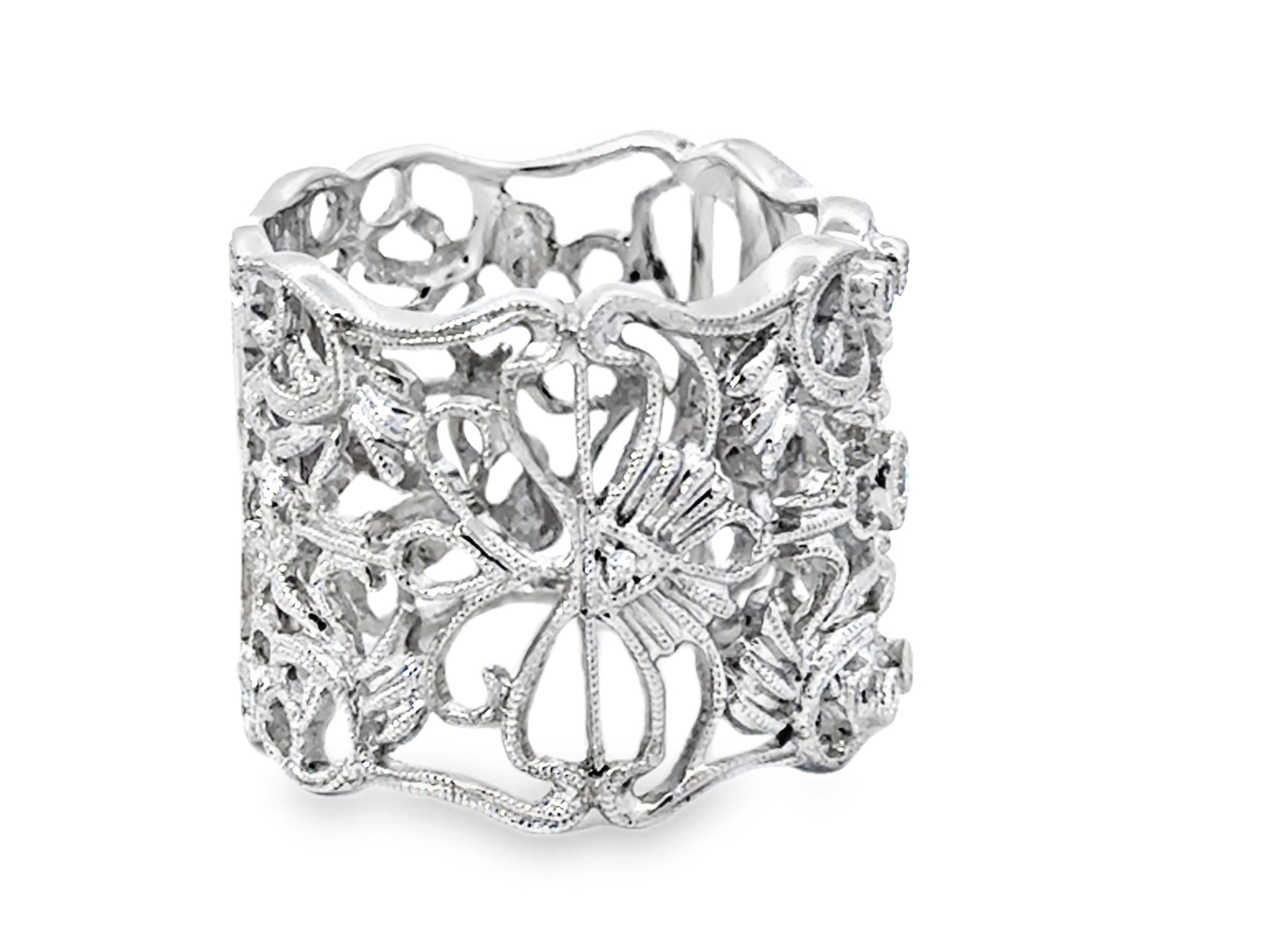 Anello alto a lavorazione aperta con pizzo floreale e diamanti in oro bianco 18 carati In condizioni Nuovo in vendita a Honolulu, HI