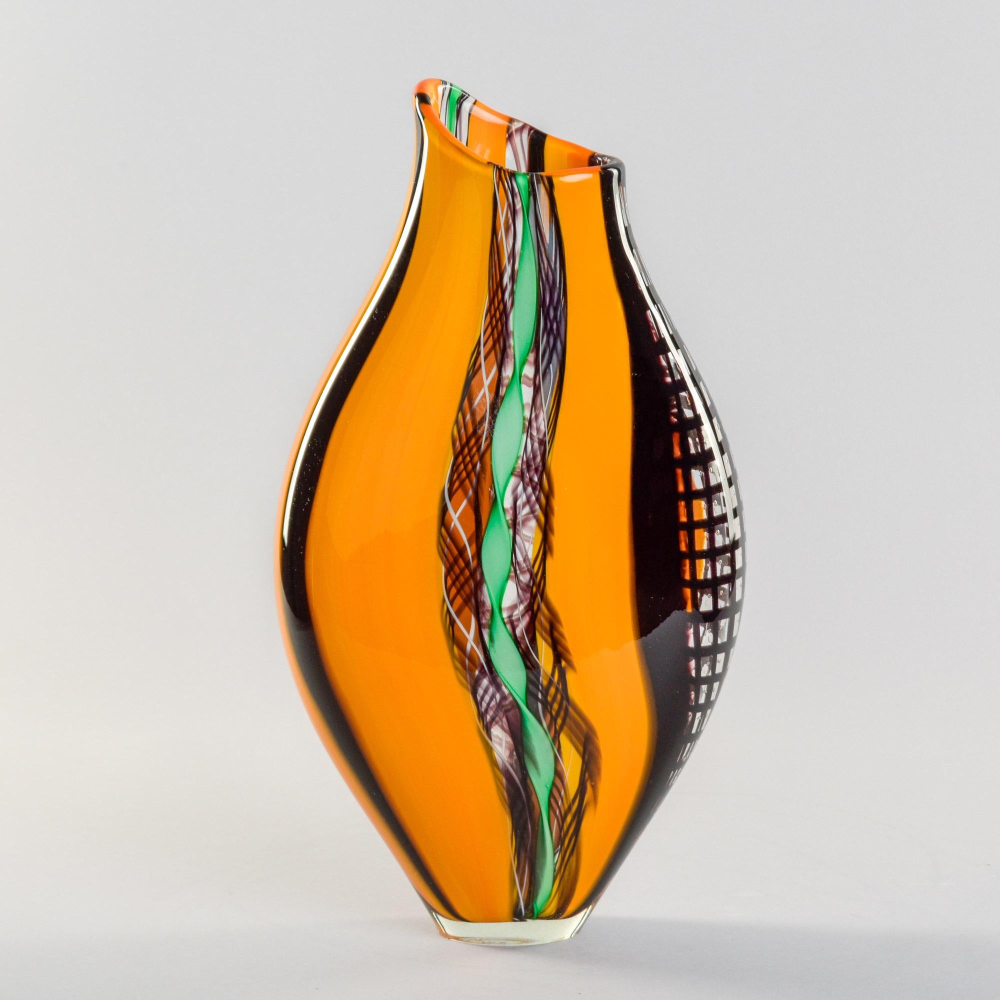 Trovato in Italia, questo vivace vaso in vetro di Murano risale alla fine degli anni '90, inizio 2000. Forma ovoidale alta in tonalità arancione e verde con accenti chiari e neri. Il vaso presenta la firma incisa di Fabiano Zanchi sul lato inferiore