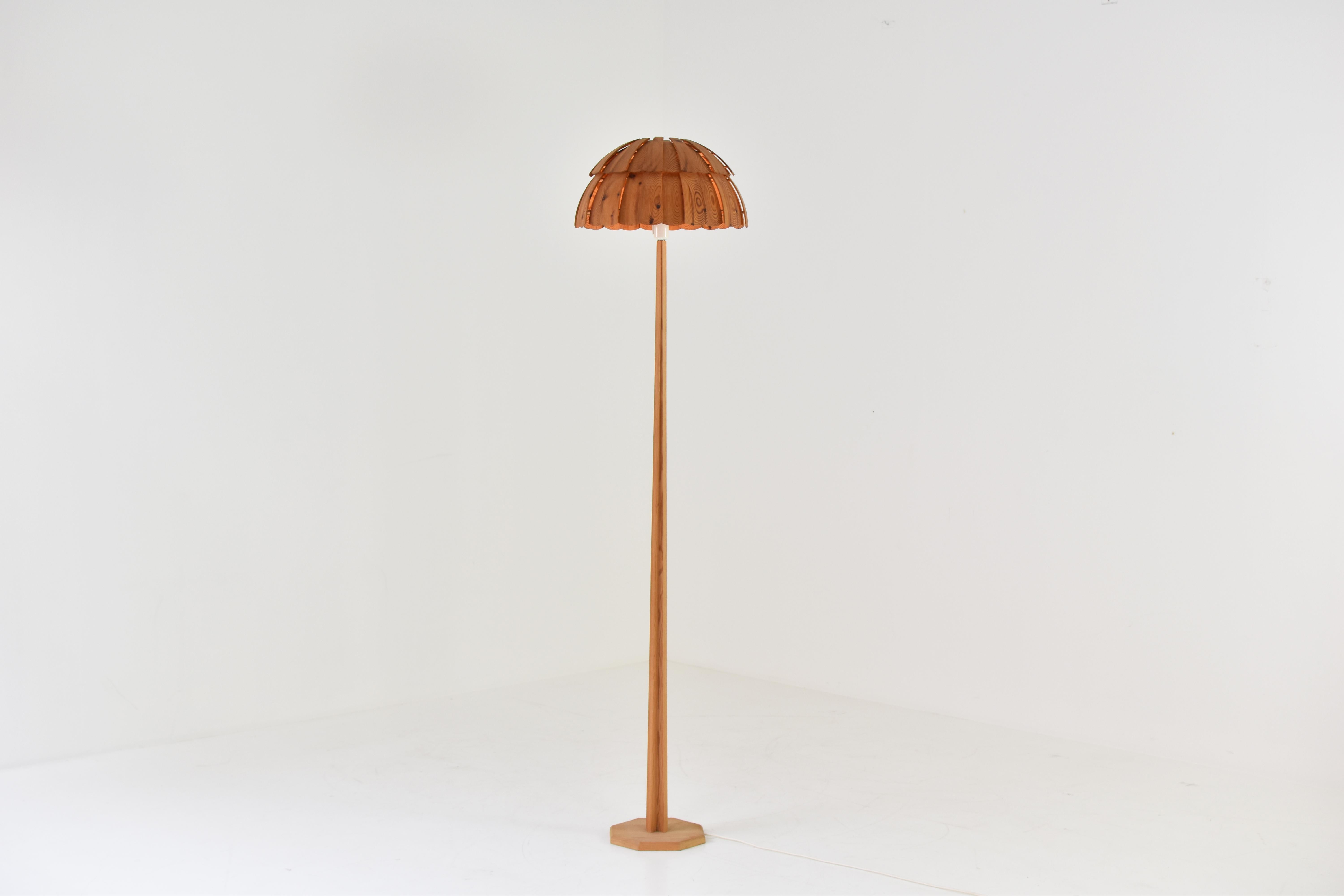 Tall Organic ‘Mushroom’ Floor Lamp in Pine from Sweden, Dating from the 1960s 1