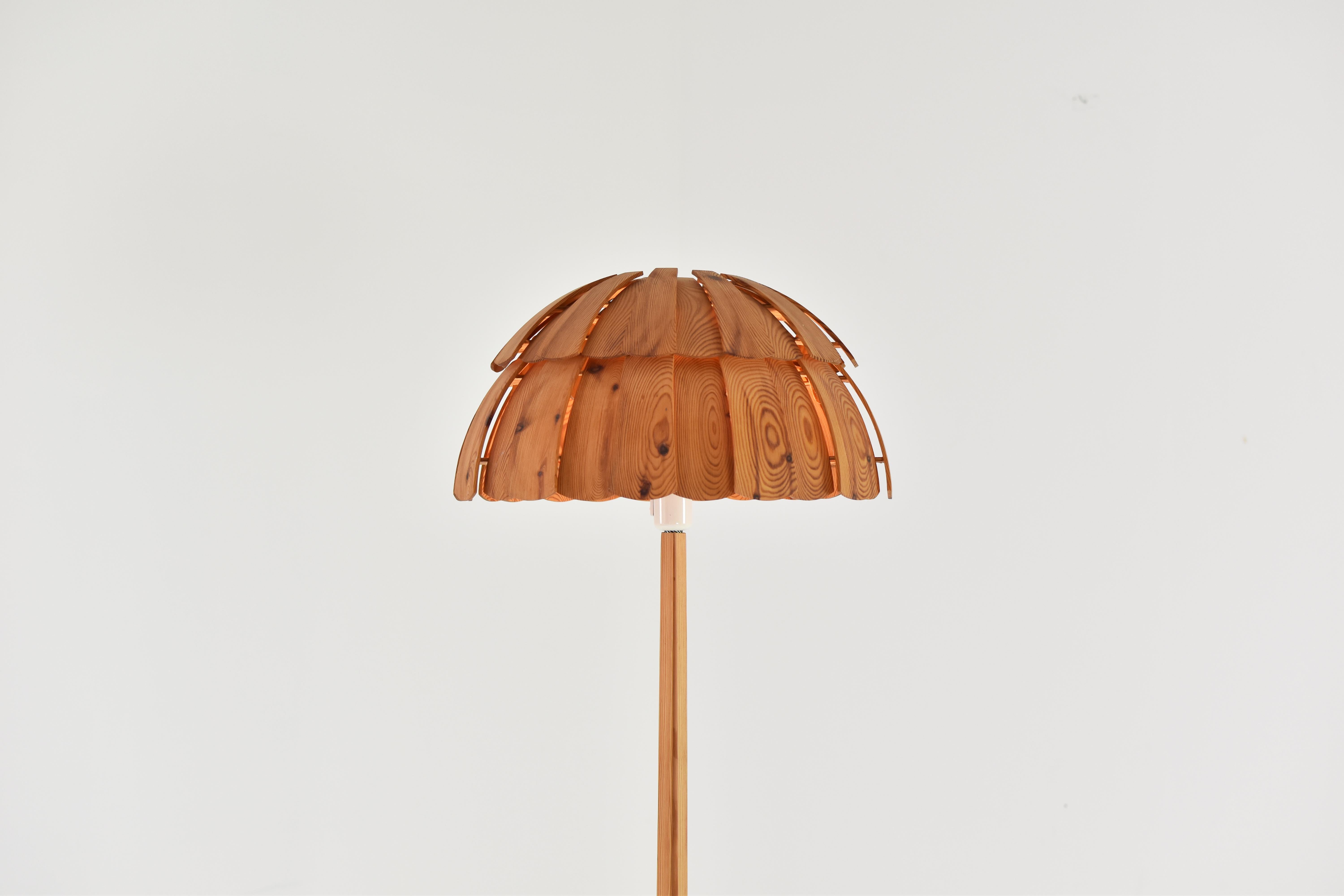 Tall Organic ‘Mushroom’ Floor Lamp in Pine from Sweden, Dating from the 1960s 2