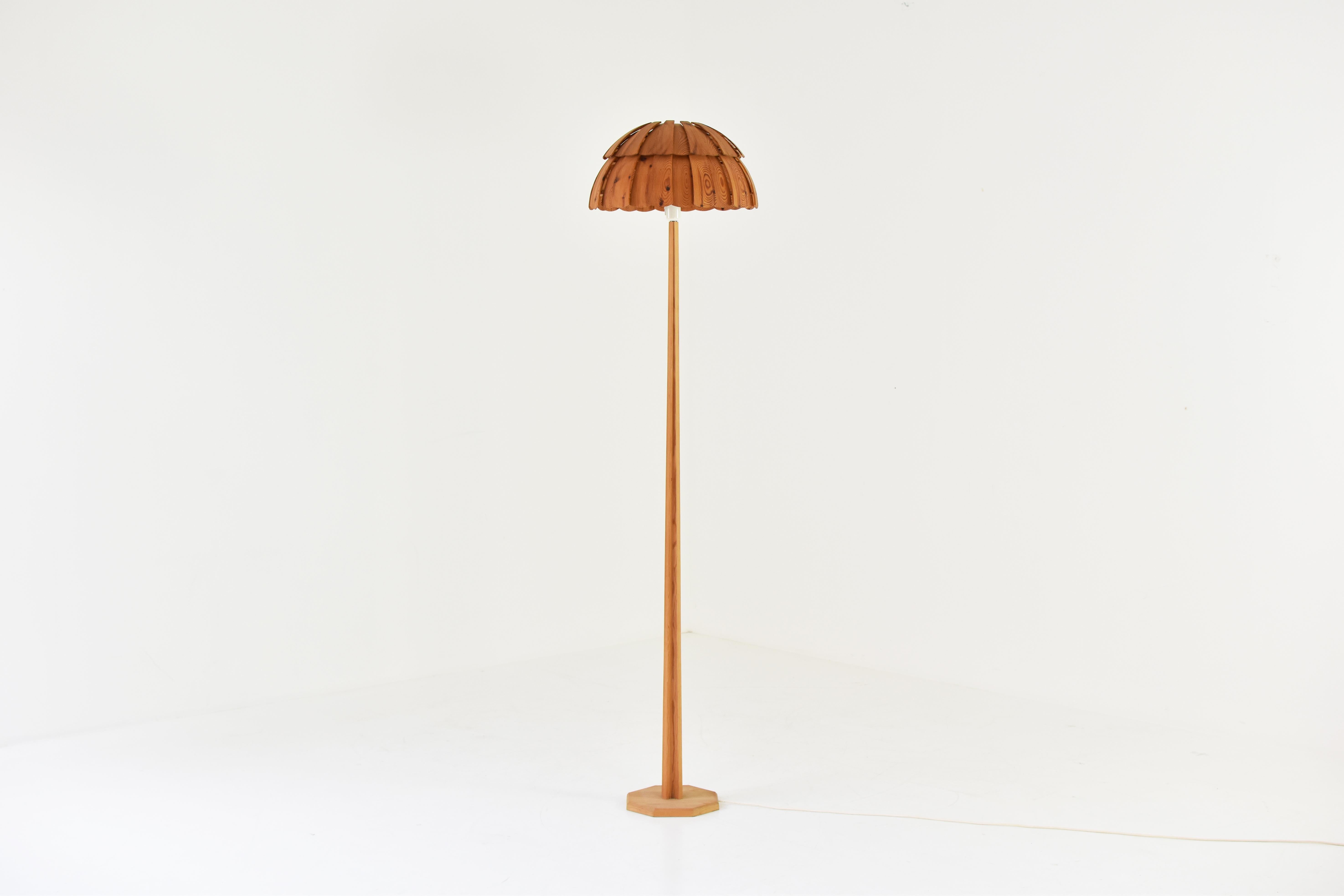Tall organic ‘mushroom’ floor lamp in pine from Sweden, dating from the 1960s. This sculptural floor lamp is in a very well presented and original condition and has a great warm patina. Designer (for know) unknown.