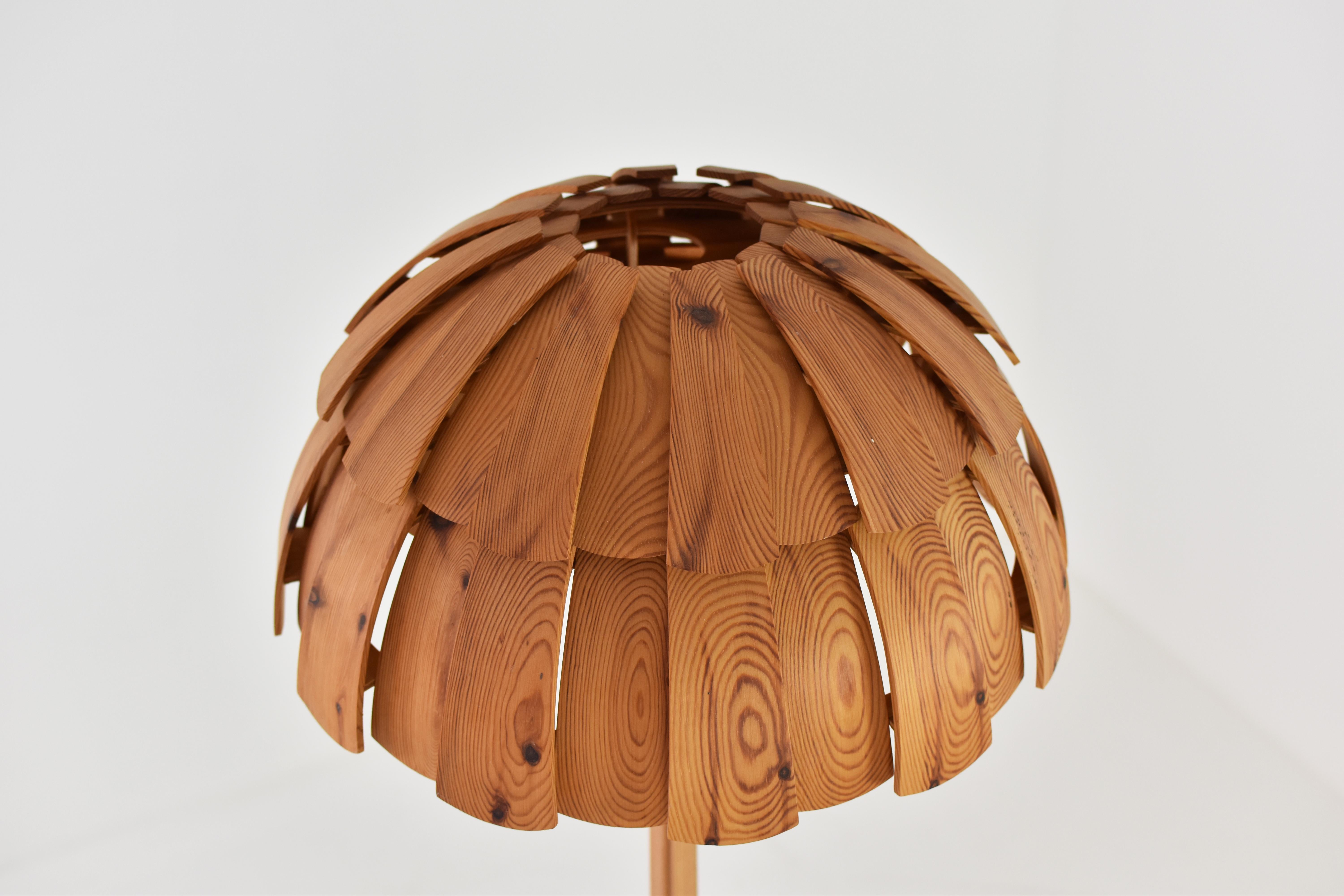 Mid-20th Century Tall Organic ‘Mushroom’ Floor Lamp in Pine from Sweden, Dating from the 1960s