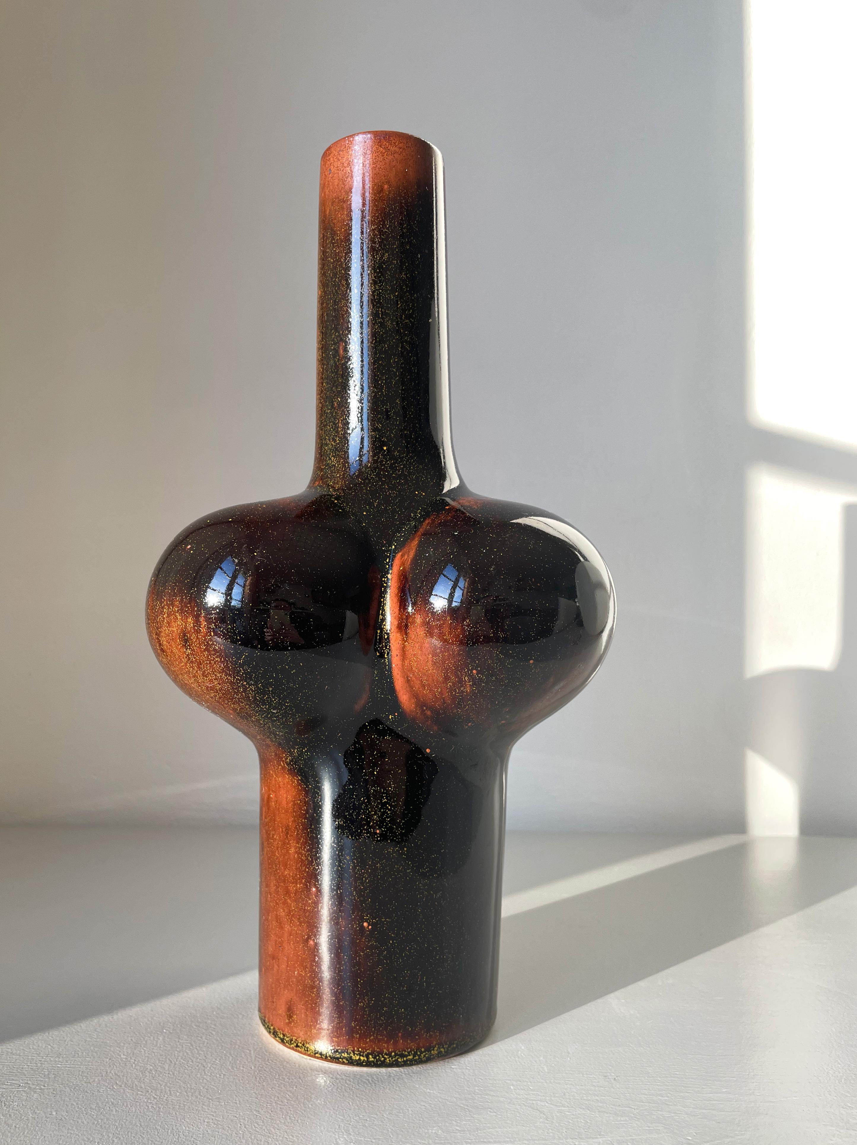 Danish modernist golden speckled shiny caramel, umber and dark chocolate brown fully glazed stoneware vase. Circular base with long slender neck and three soft spheres around the center. Designed in the 1960s by Tue Poulsen for Knabstrup. Stamped