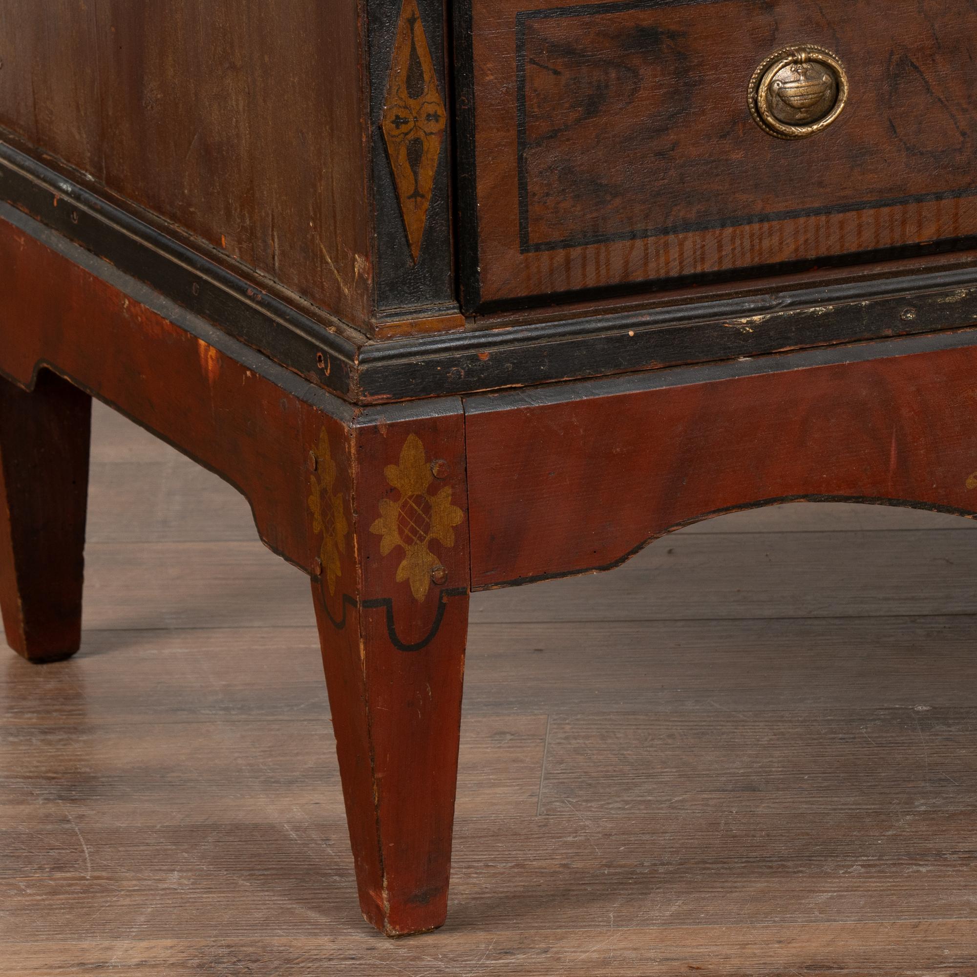 Alto cassettone originale in pino dipinto a cinque cassetti, datato 1850 in vendita 3