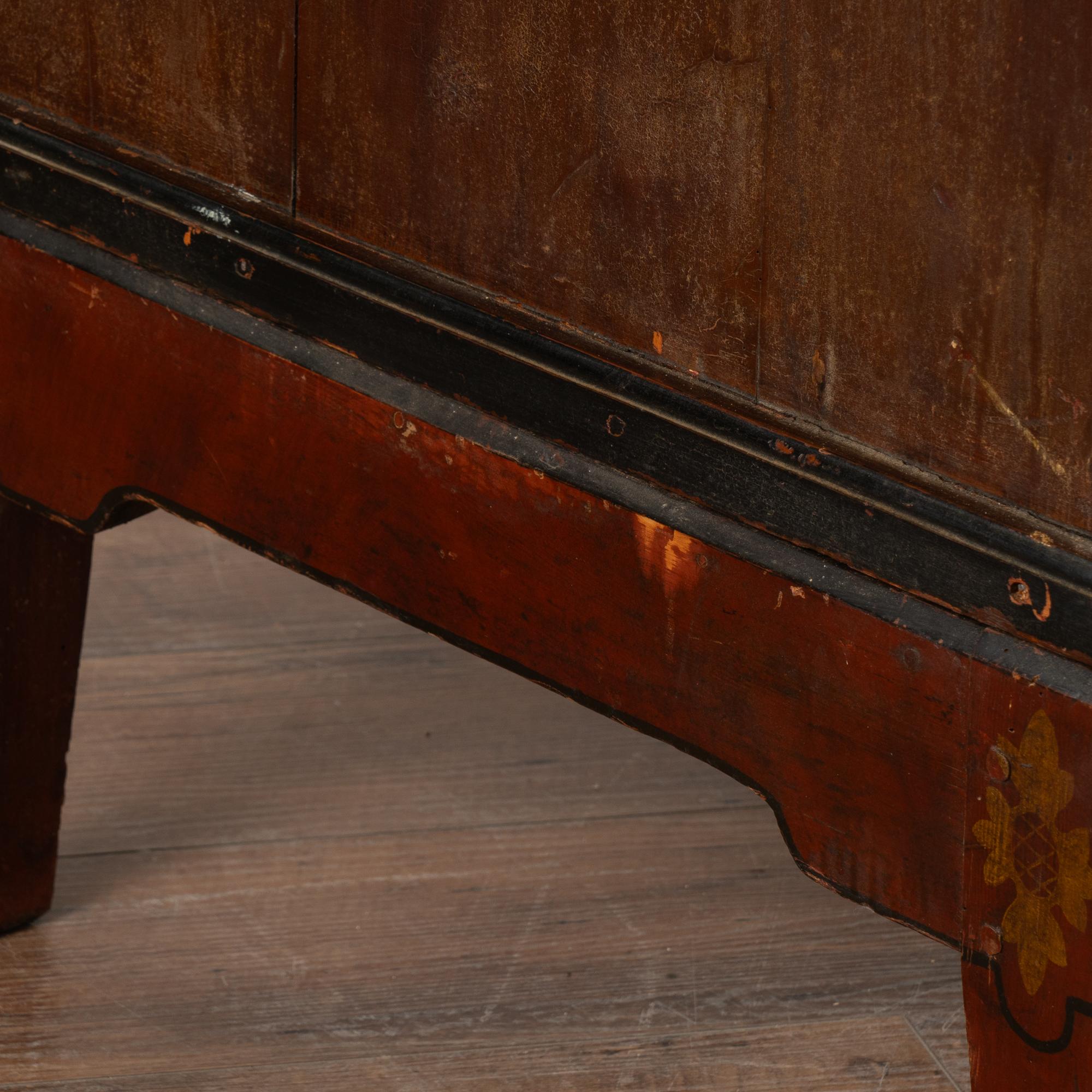 Alto cassettone originale in pino dipinto a cinque cassetti, datato 1850 in vendita 4