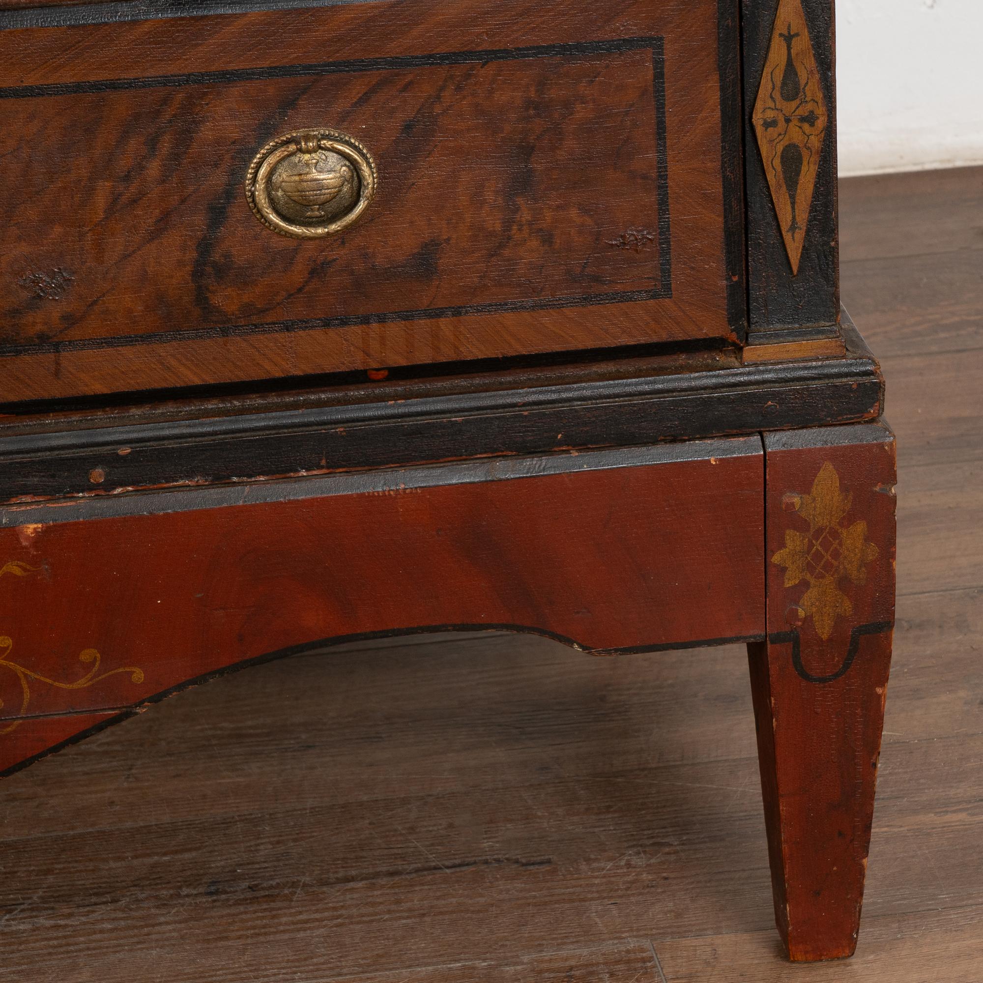 Alto cassettone originale in pino dipinto a cinque cassetti, datato 1850 in vendita 6