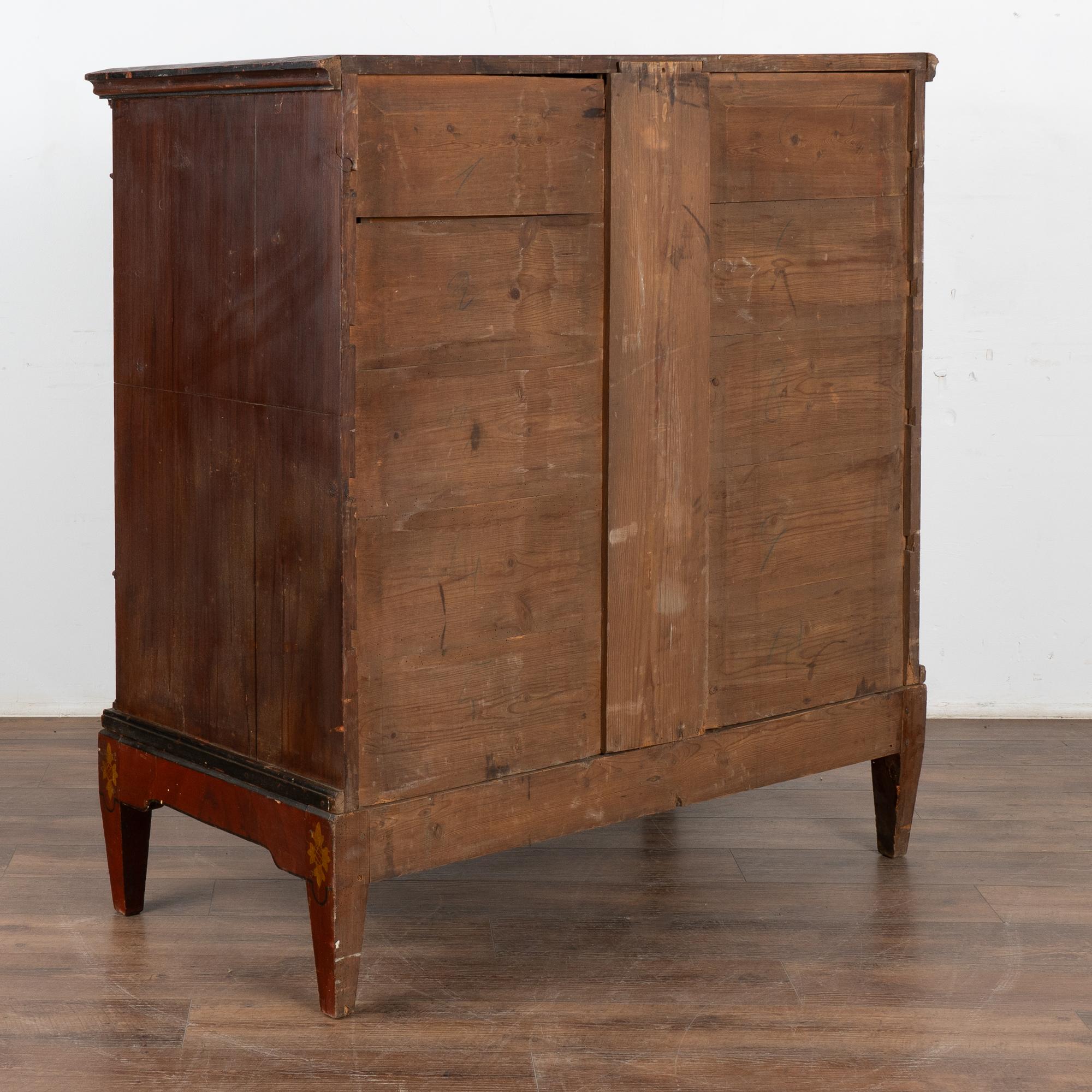 Alto cassettone originale in pino dipinto a cinque cassetti, datato 1850 in vendita 7
