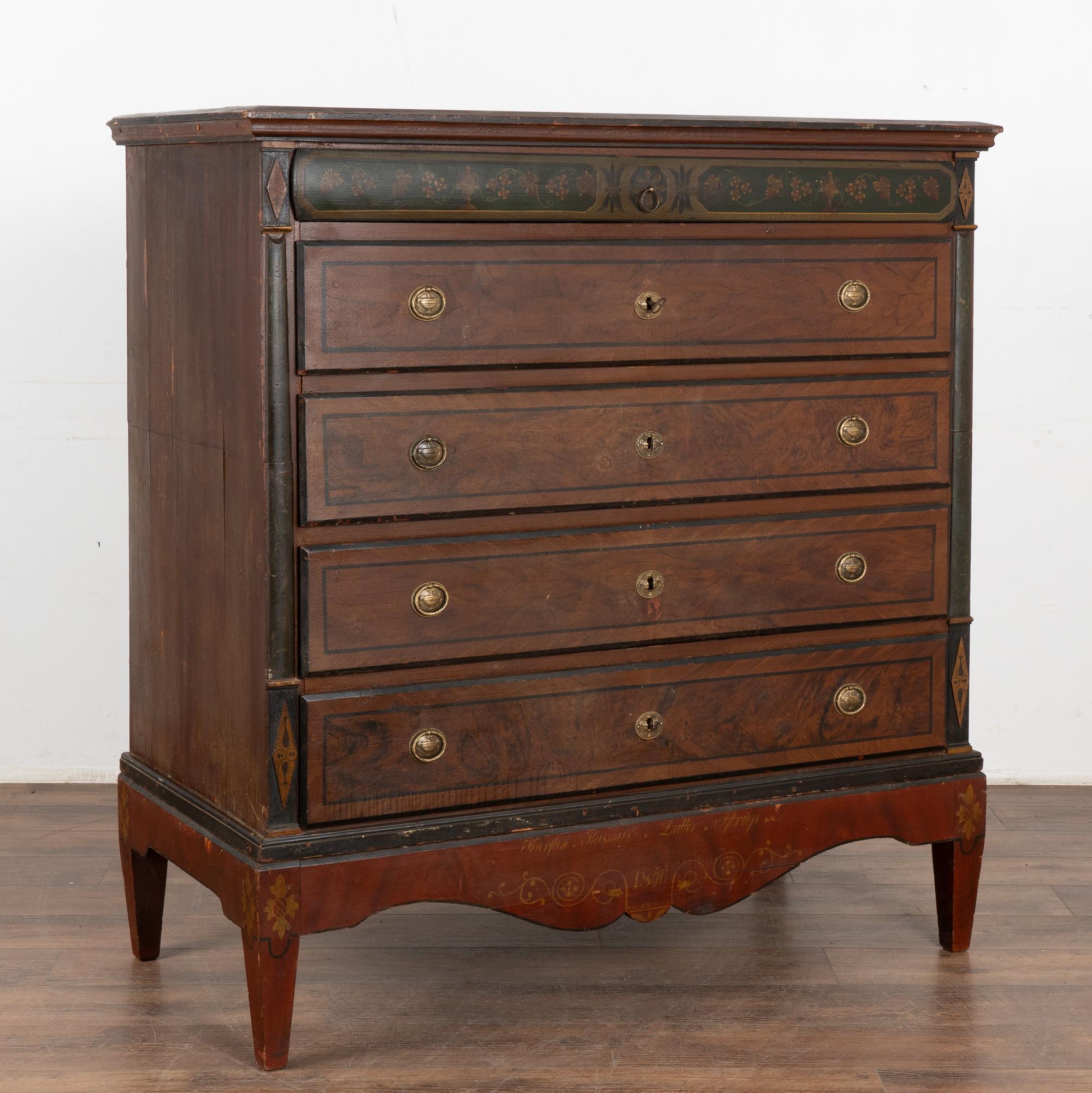 Alto cassettone originale in pino dipinto a cinque cassetti con accenti a mezza colonna datato 1850.
I quattro cassetti più grandi hanno due tiretti in ottone; il cassetto stretto superiore ha un piccolo tiretto.
Si noti la finitura originale