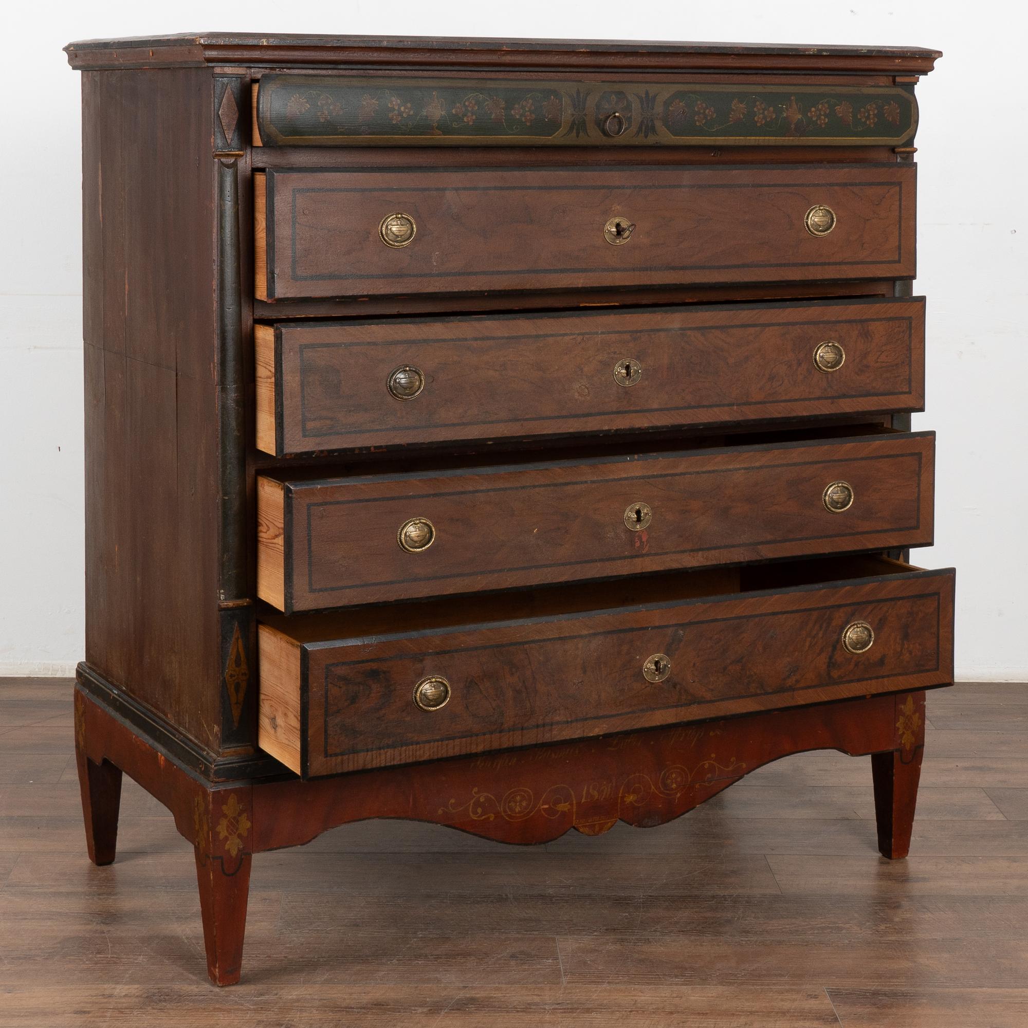 Arte popolare Alto cassettone originale in pino dipinto a cinque cassetti, datato 1850 in vendita
