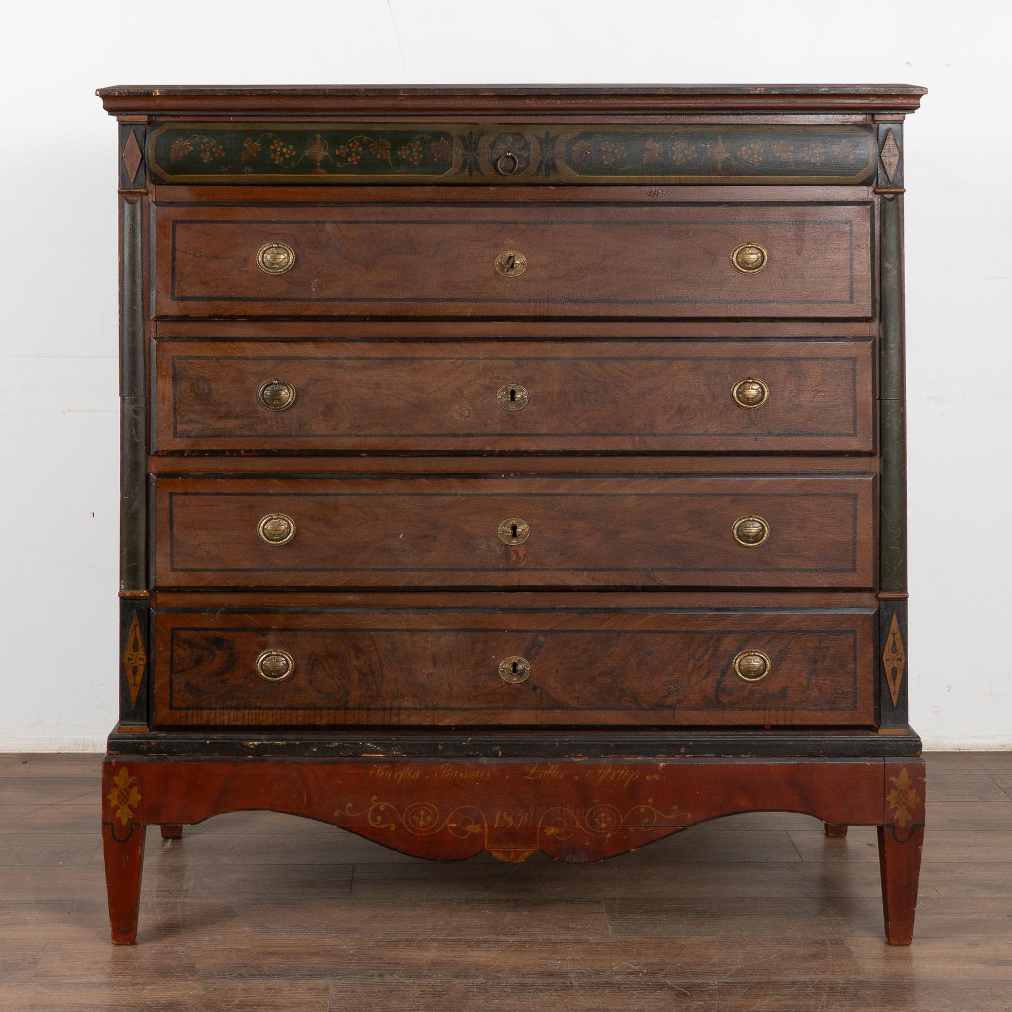 Danese Alto cassettone originale in pino dipinto a cinque cassetti, datato 1850 in vendita