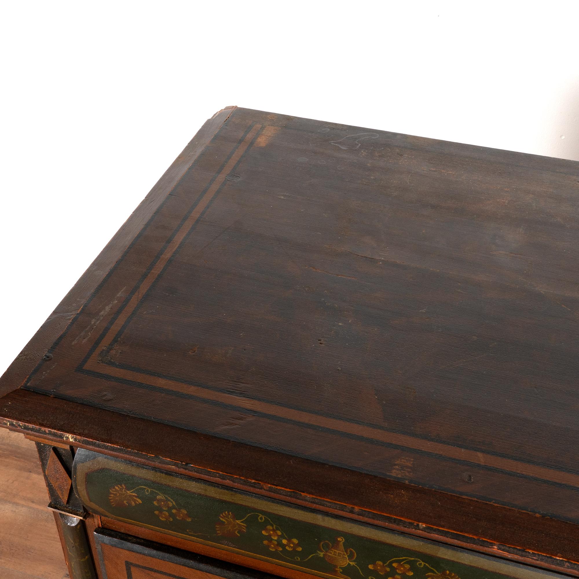 Alto cassettone originale in pino dipinto a cinque cassetti, datato 1850 In condizioni discrete in vendita a Round Top, TX
