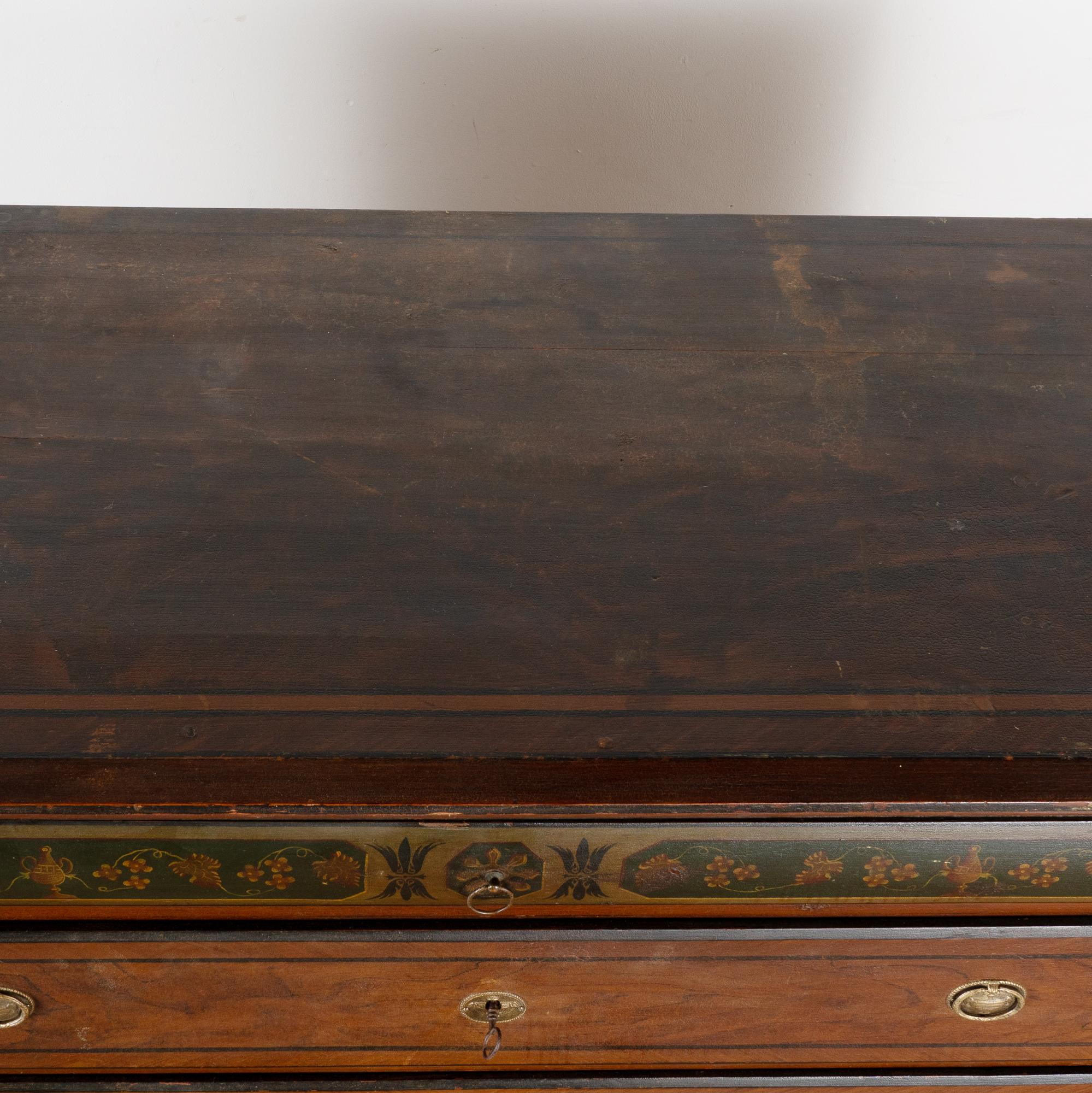 XIX secolo Alto cassettone originale in pino dipinto a cinque cassetti, datato 1850 in vendita