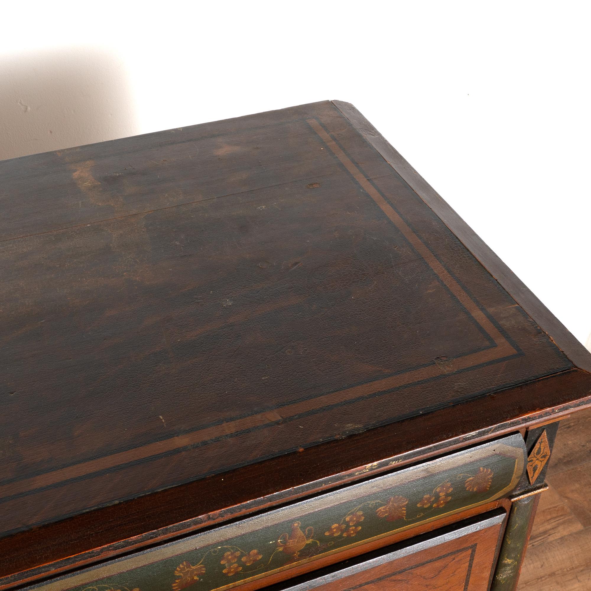 Ottone Alto cassettone originale in pino dipinto a cinque cassetti, datato 1850 in vendita