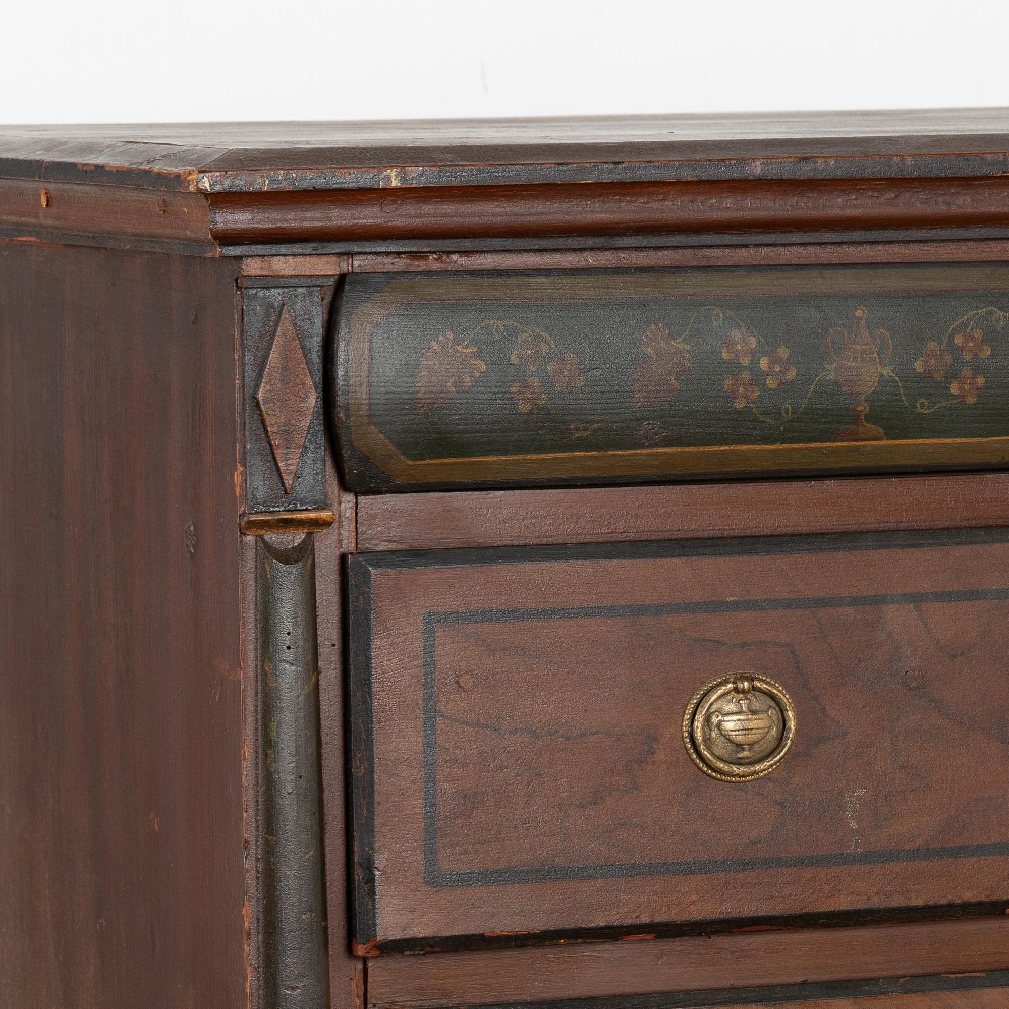 Alto cassettone originale in pino dipinto a cinque cassetti, datato 1850 in vendita 1