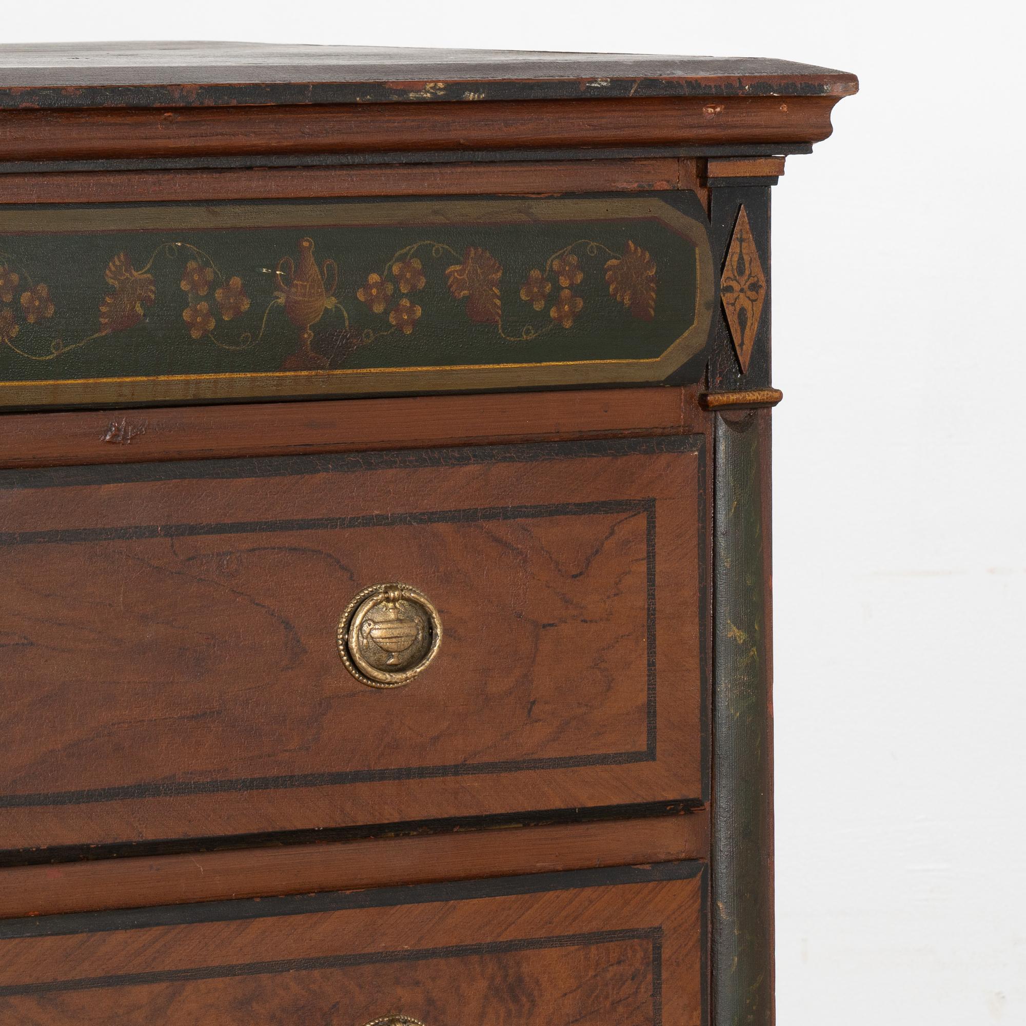 Alto cassettone originale in pino dipinto a cinque cassetti, datato 1850 in vendita 2