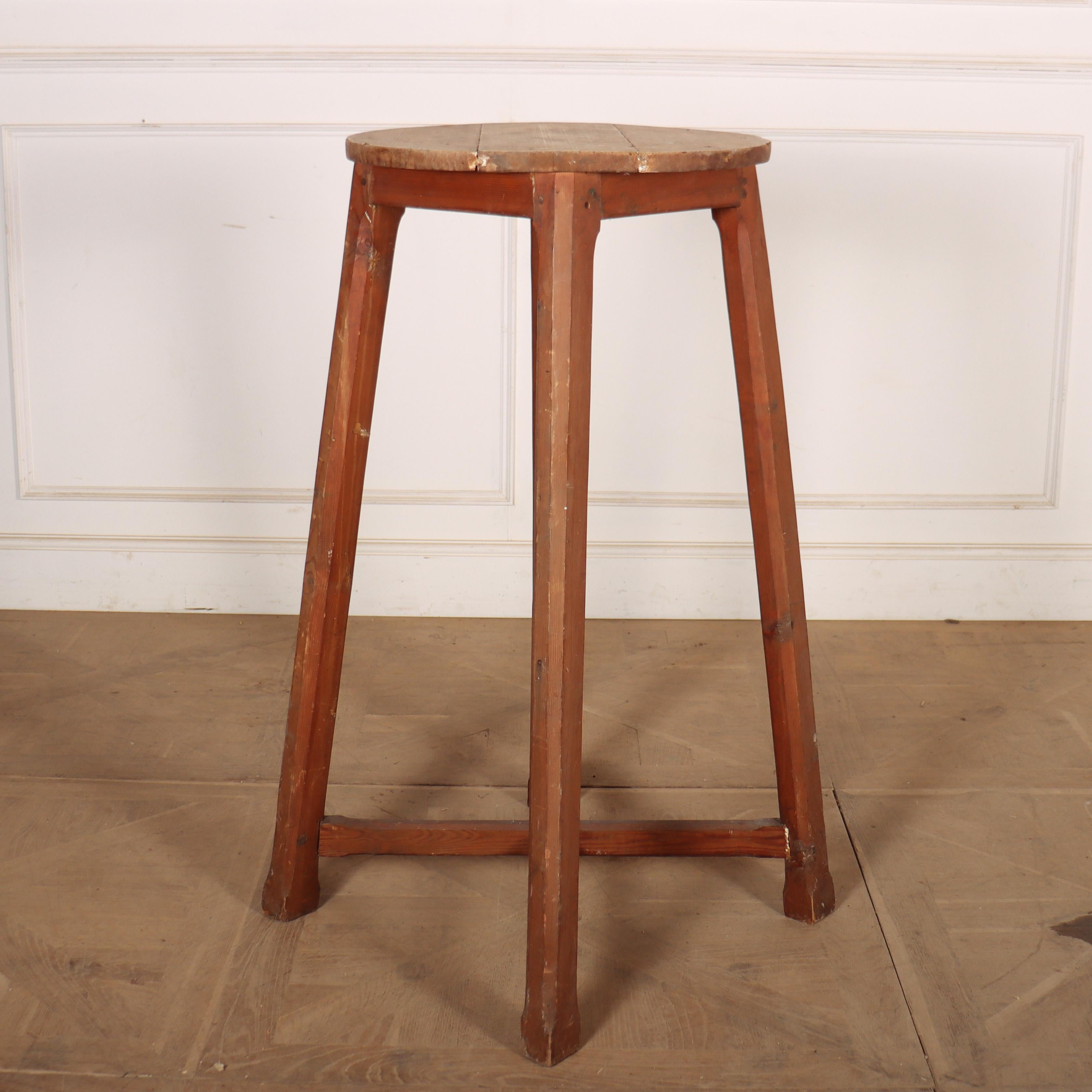 Soporte alto de escultor del siglo XIX con restos de pintura original. 1890.

El diámetro de la parte superior es de 56 cm (22