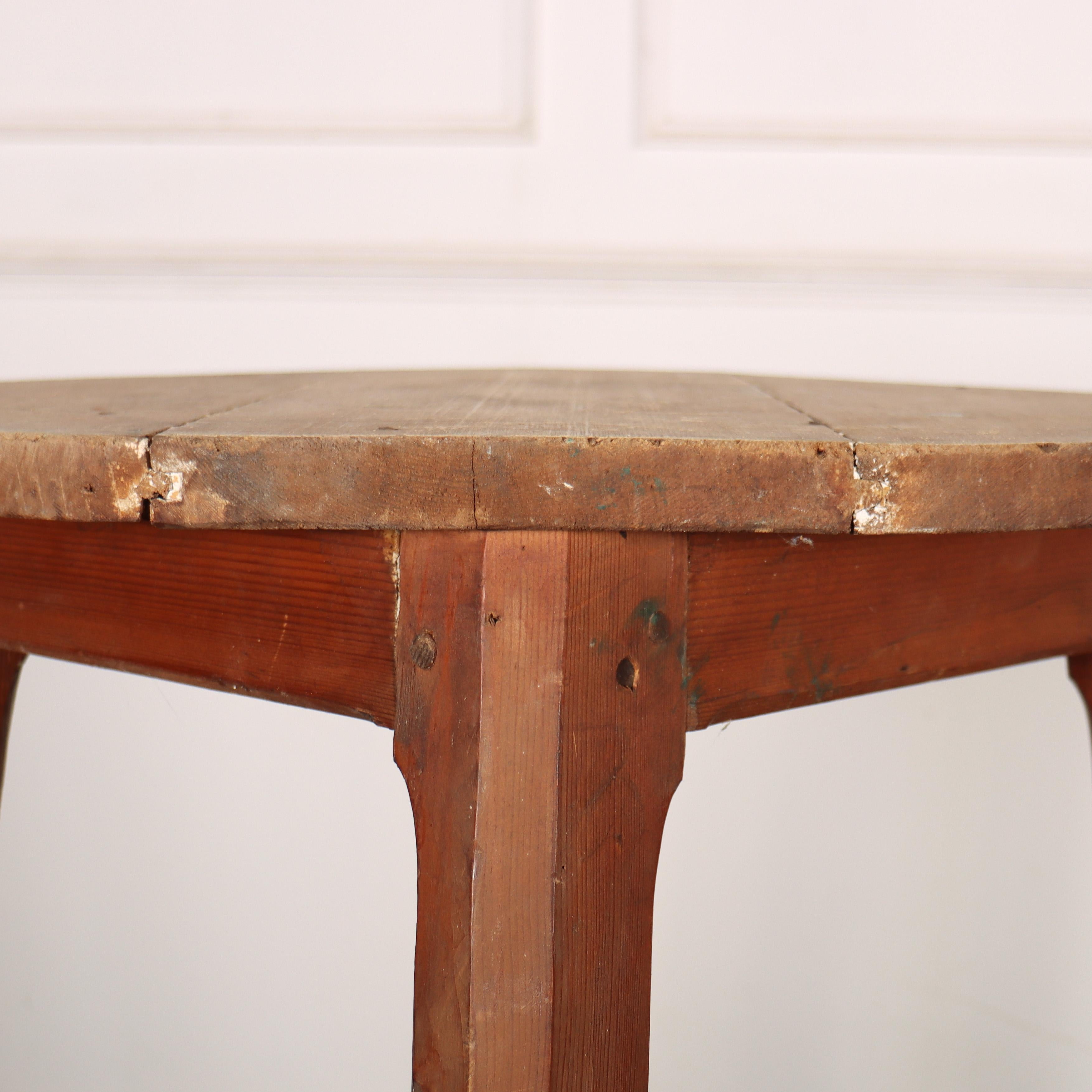 Soporte alto original pintado para escultores Victoriano tardío en venta