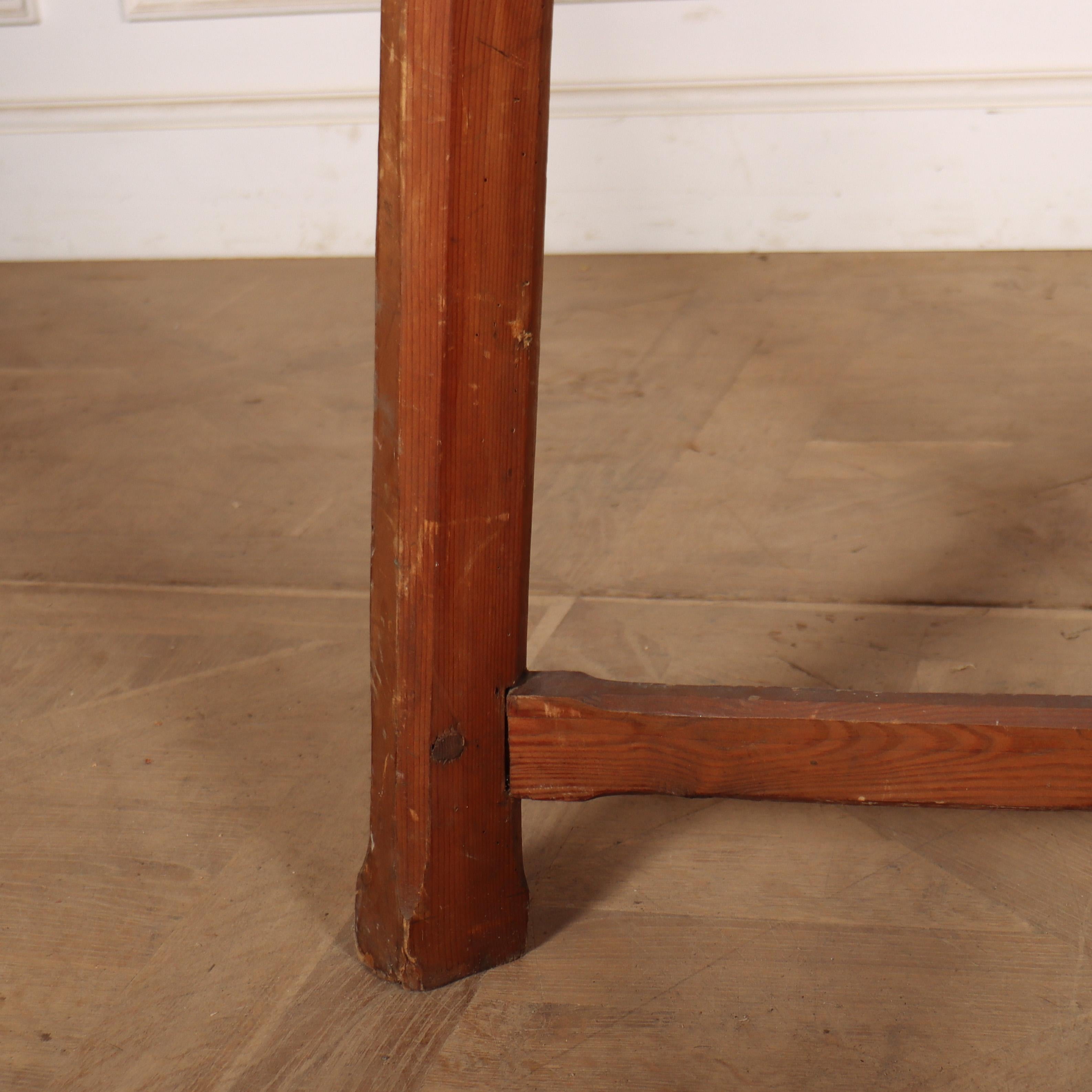 Soporte alto original pintado para escultores Inglés en venta