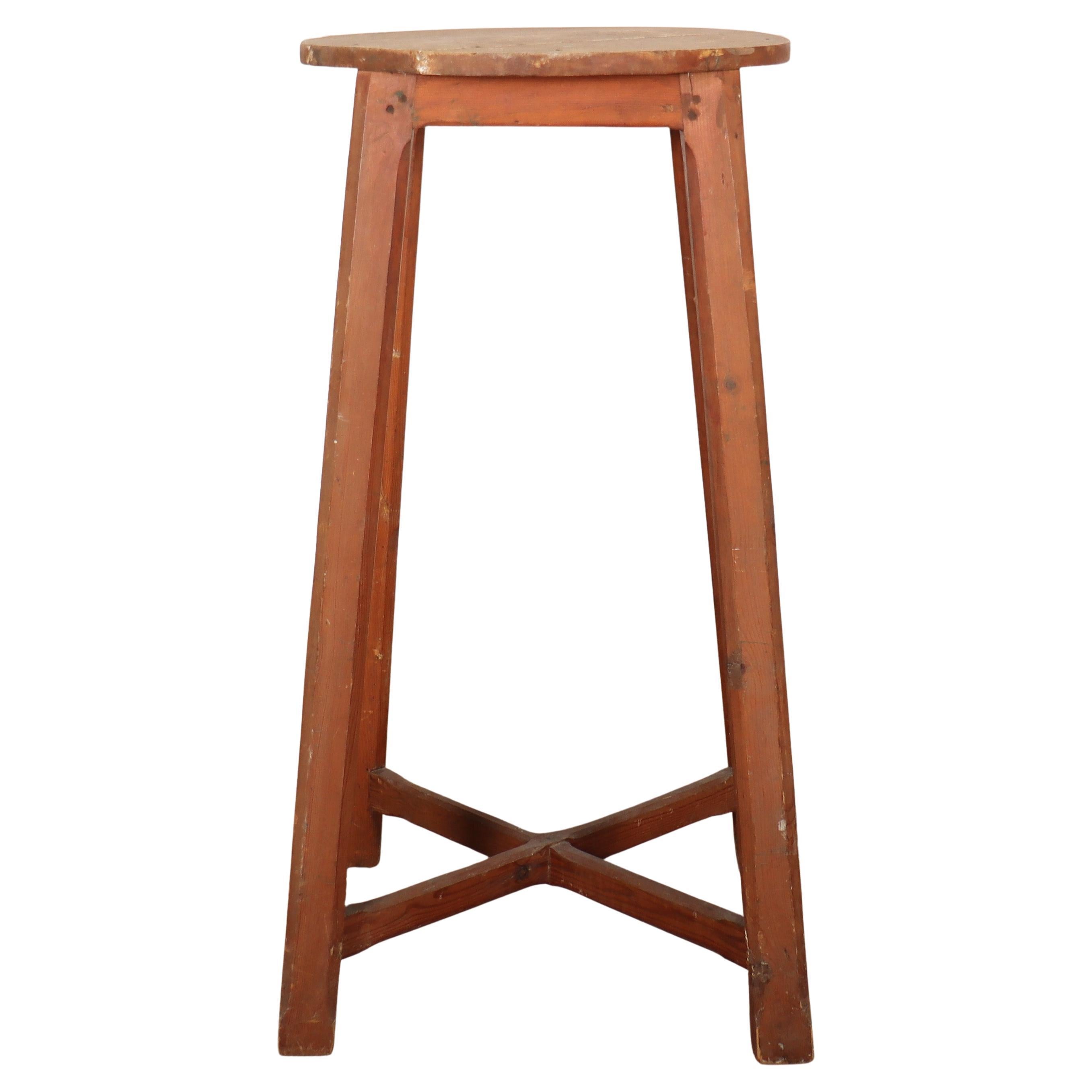 Soporte alto original pintado para escultores en venta