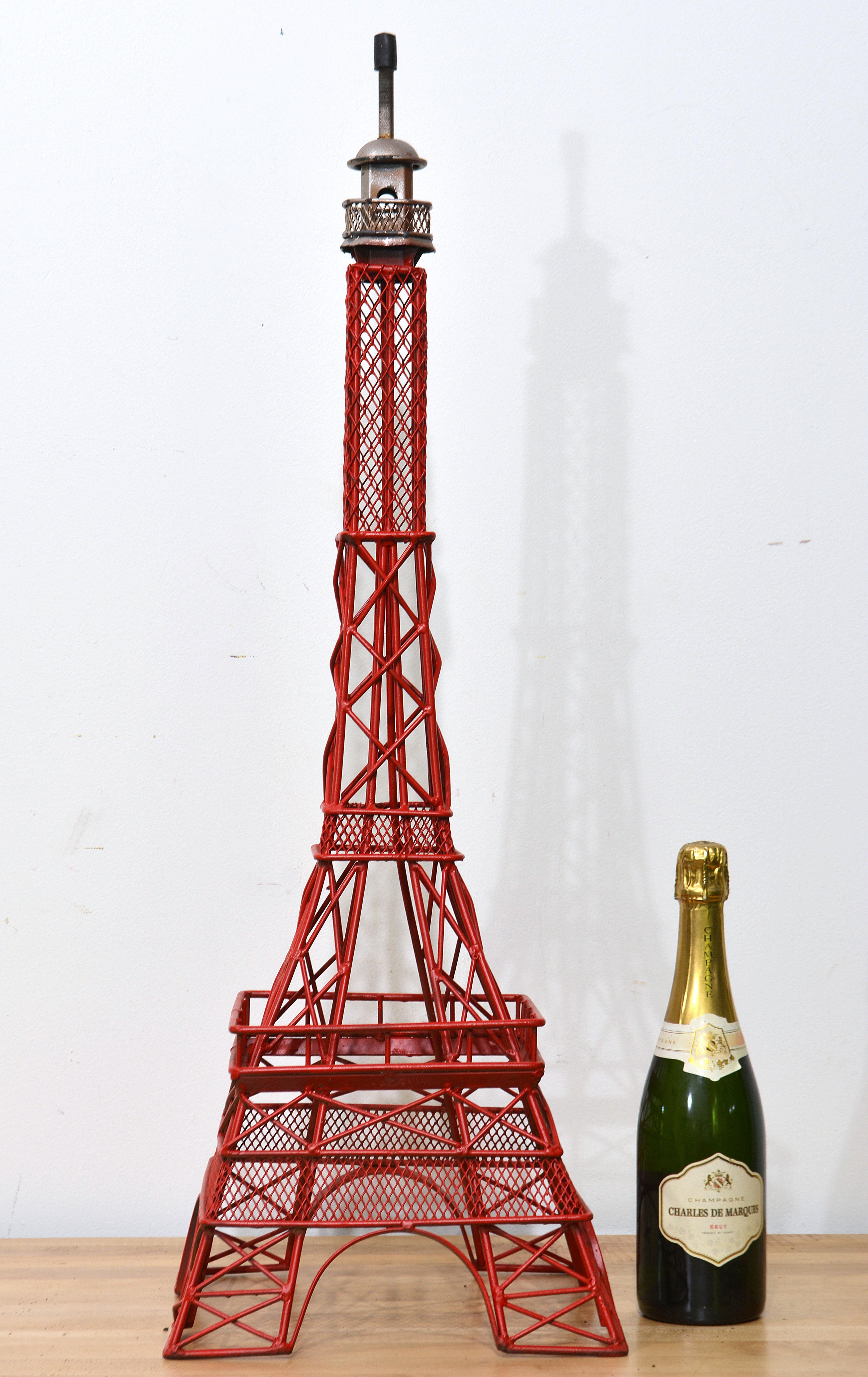 D'une hauteur de 34,5 pouces, cette magnifique sculpture architecturale inspirée de la Tour Eifel fait forte impression. Un système complexe de barres d'acier soudées diagonales et droites s'élève jusqu'au petit pavillon octogonal en forme de dôme