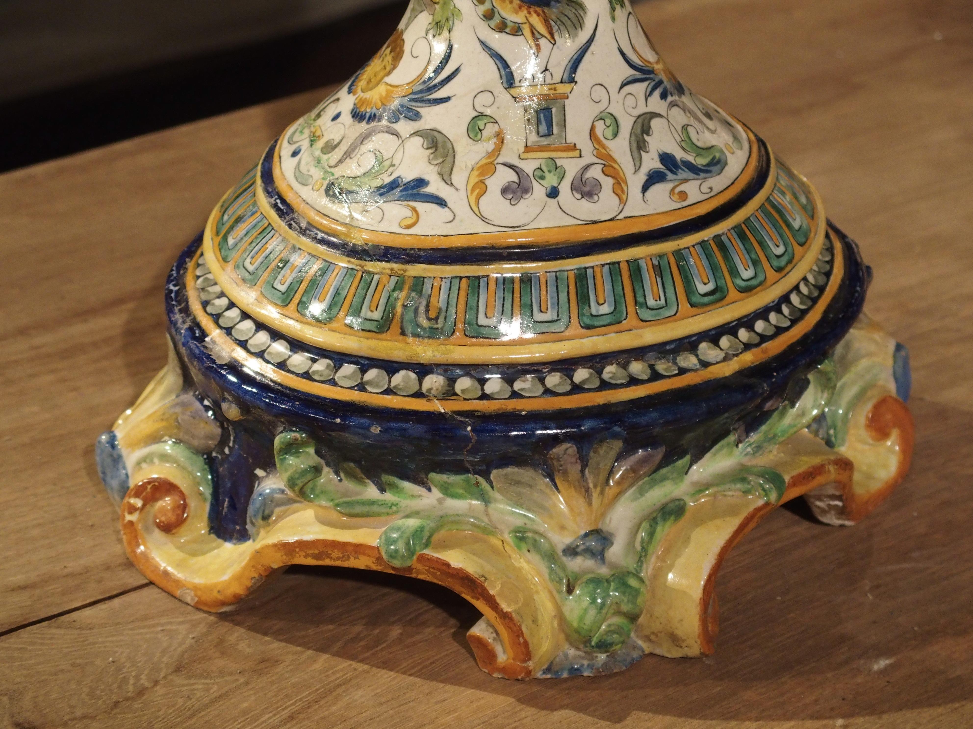 Große bemalte italienische Majolika-Vase, um 1860 (Handbemalt) im Angebot