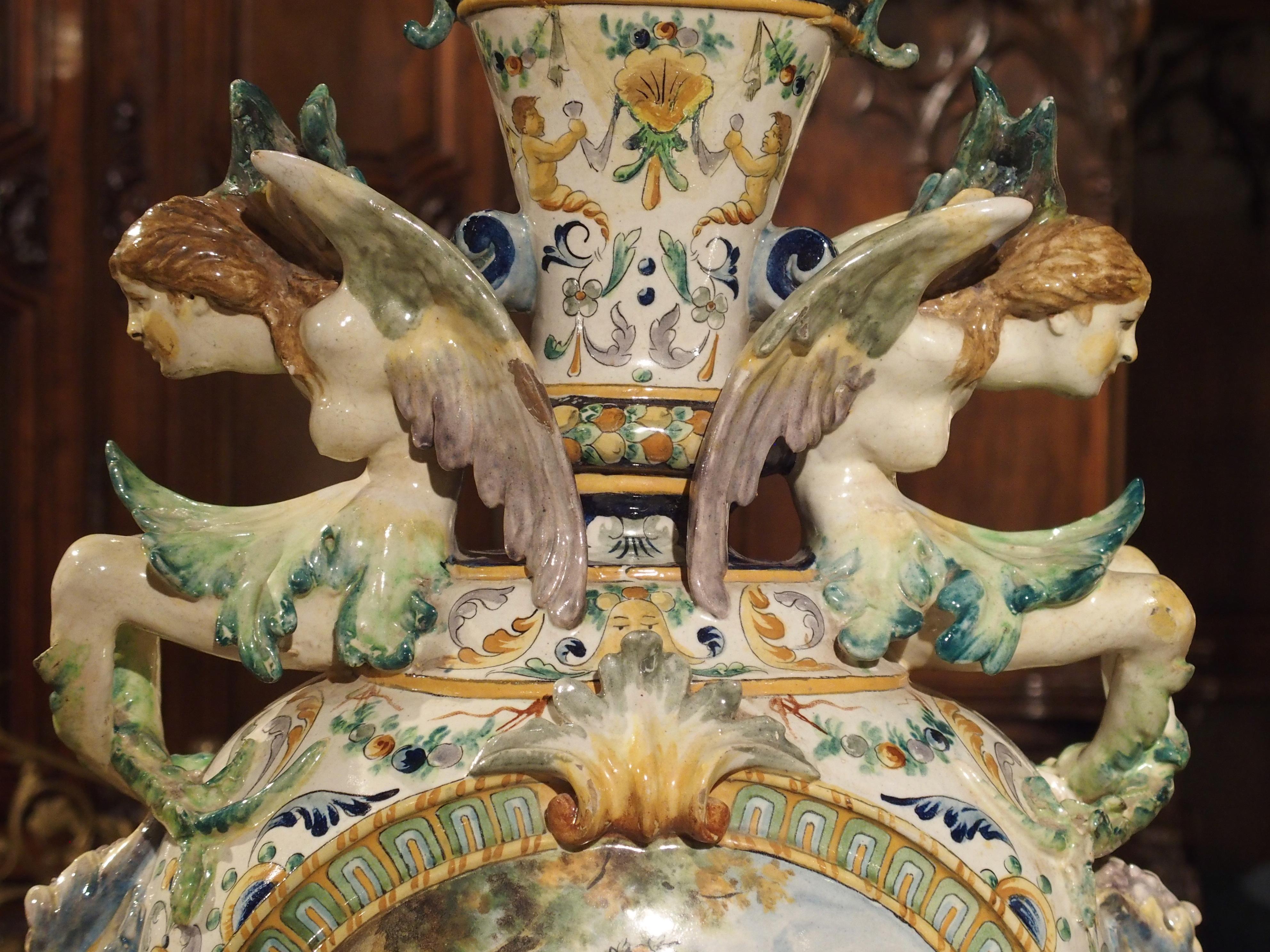 Große bemalte italienische Majolika-Vase, um 1860 (19. Jahrhundert) im Angebot